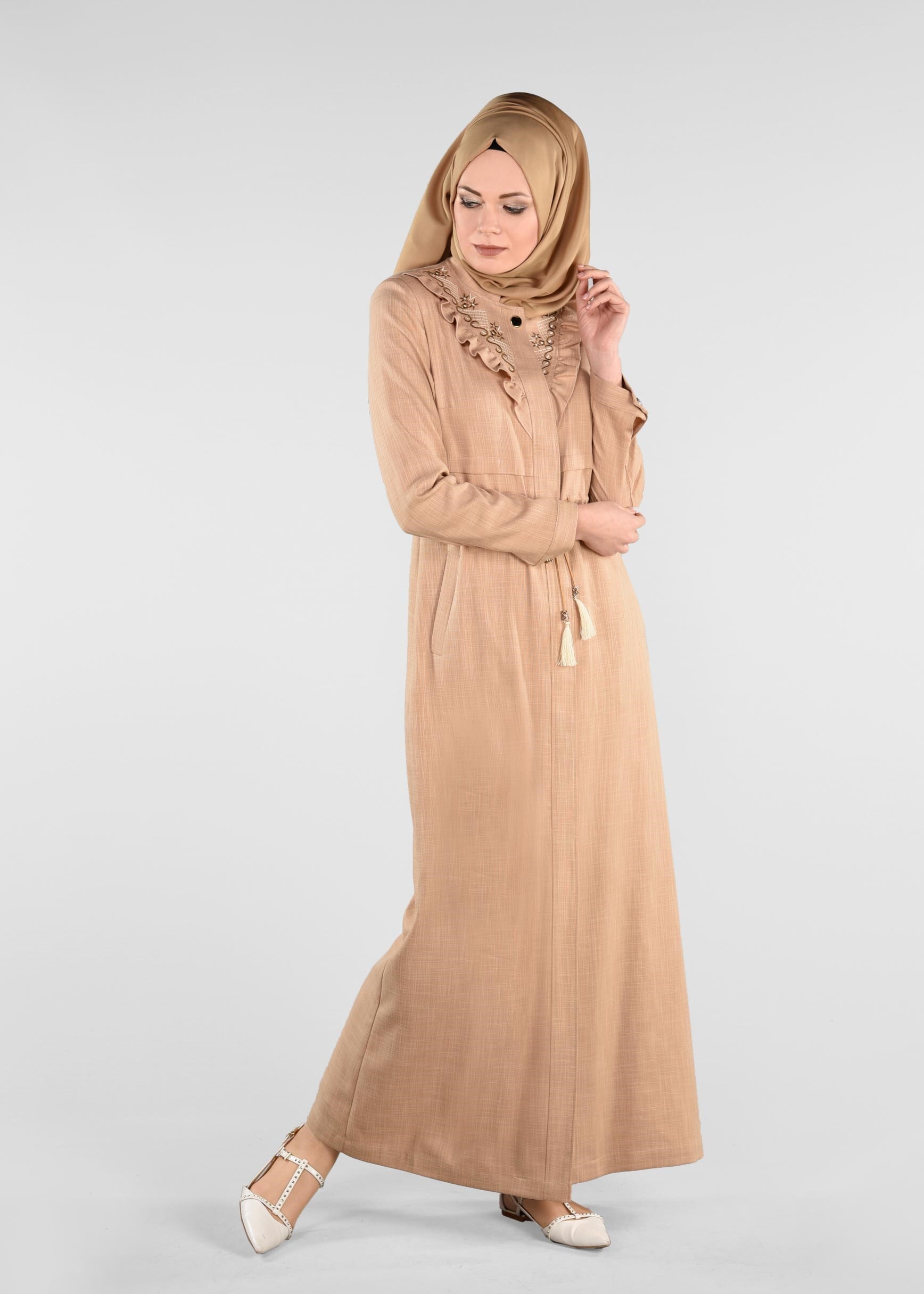 Tesettür giyim KAHVE YAKASI FIRFIRLI VE BELİ BÜZGÜLÜ PARDESÜ 1193 