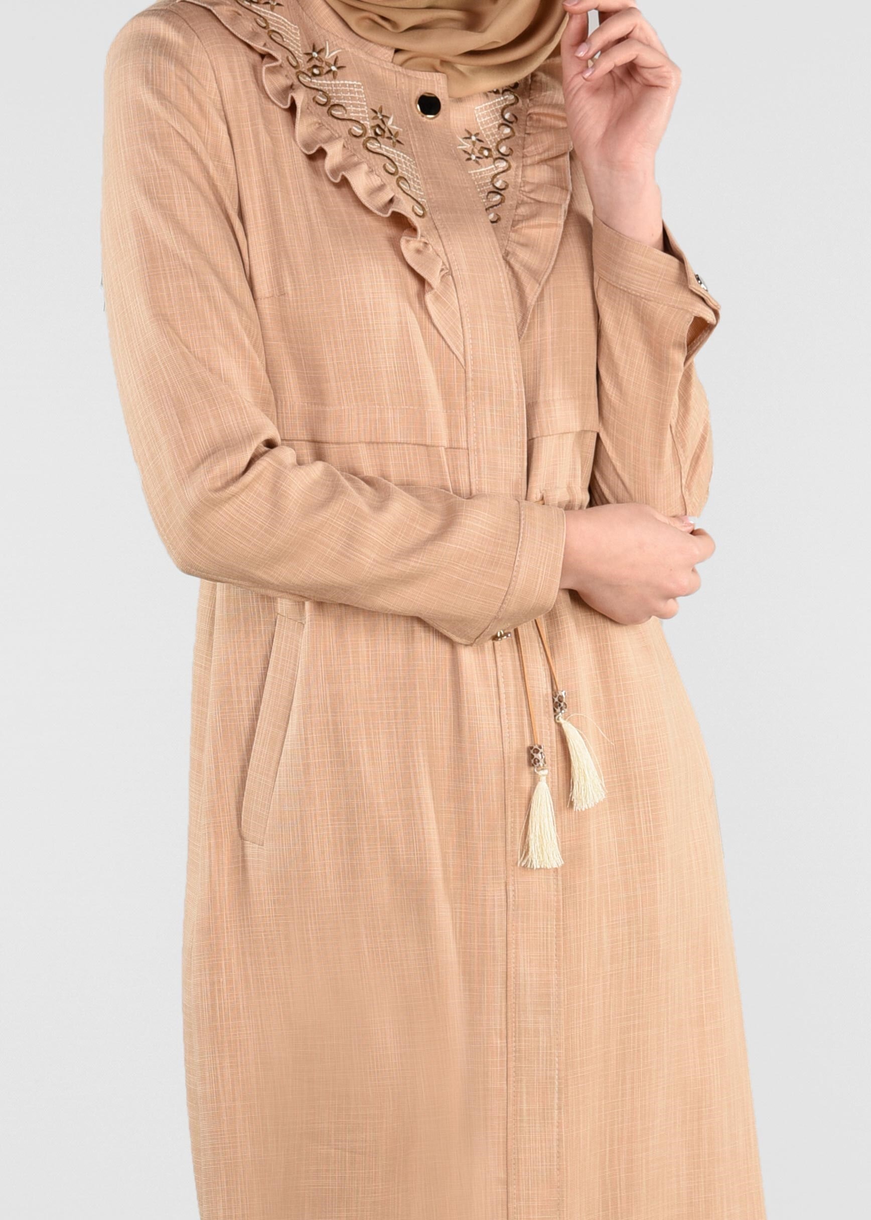 Tesettür giyim KAHVE YAKASI FIRFIRLI VE BELİ BÜZGÜLÜ PARDESÜ 1193 