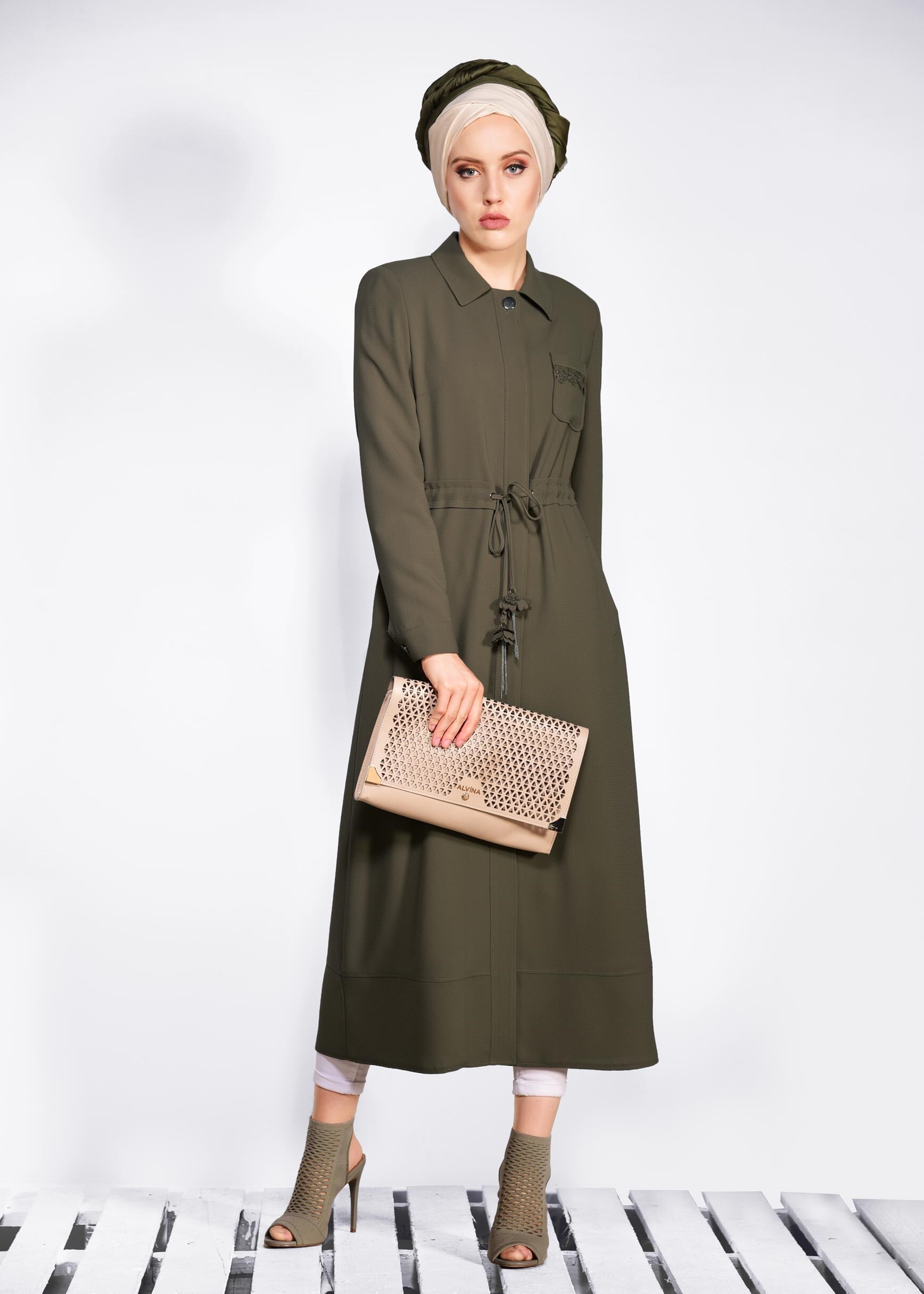 Tesettür giyim HAKİ  GÜPÜR DETAYLI BELDEN BAĞCIKLI PARDESÜ 1194 