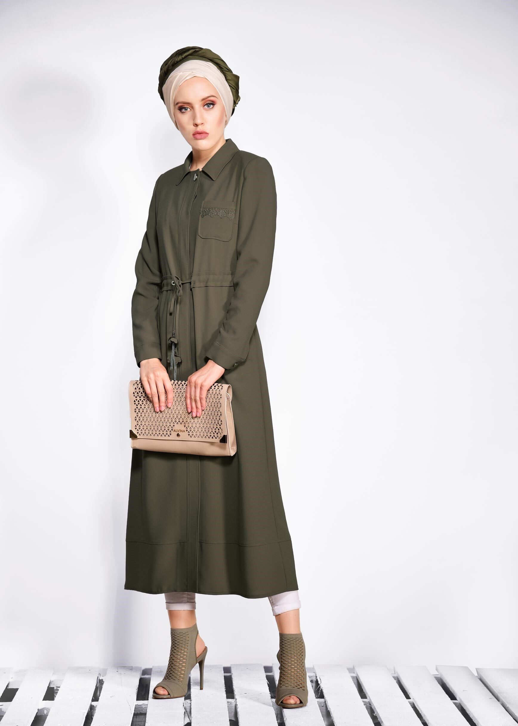 Tesettür giyim HAKİ  GÜPÜR DETAYLI BELDEN BAĞCIKLI PARDESÜ 1194 