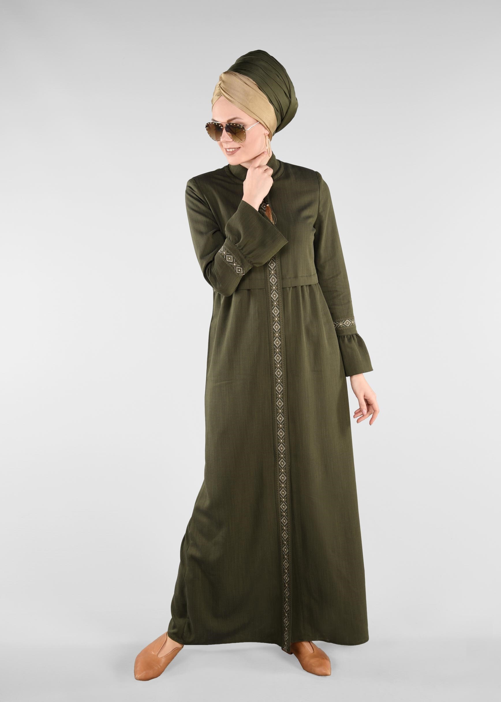 Tesettür giyim HAKİ KOLLARI FIRFIR DETAYLI NAKIŞLI PARDESÜ 1197