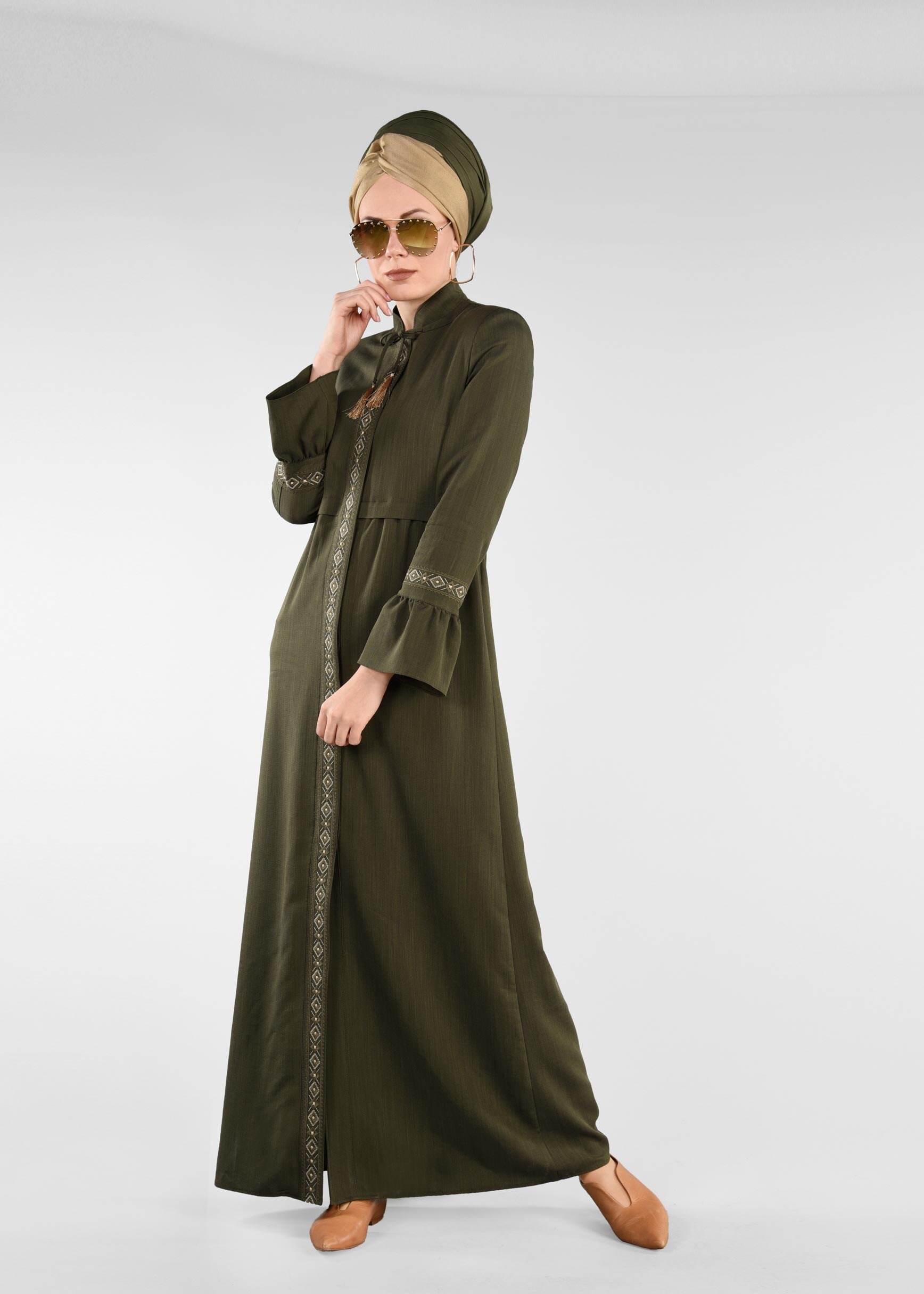 Tesettür giyim HAKİ KOLLARI FIRFIR DETAYLI NAKIŞLI PARDESÜ 1197