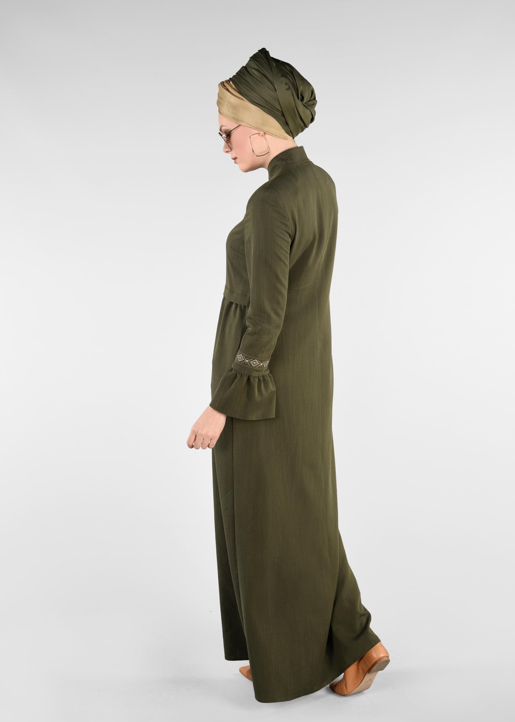 Tesettür giyim HAKİ KOLLARI FIRFIR DETAYLI NAKIŞLI PARDESÜ 1197