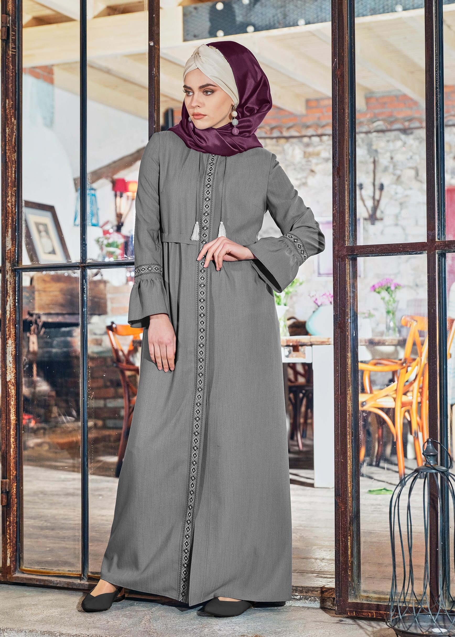 Tesettür giyim GRİ KOLLARI FIRFIR DETAYLI NAKIŞLI PARDESÜ 1197