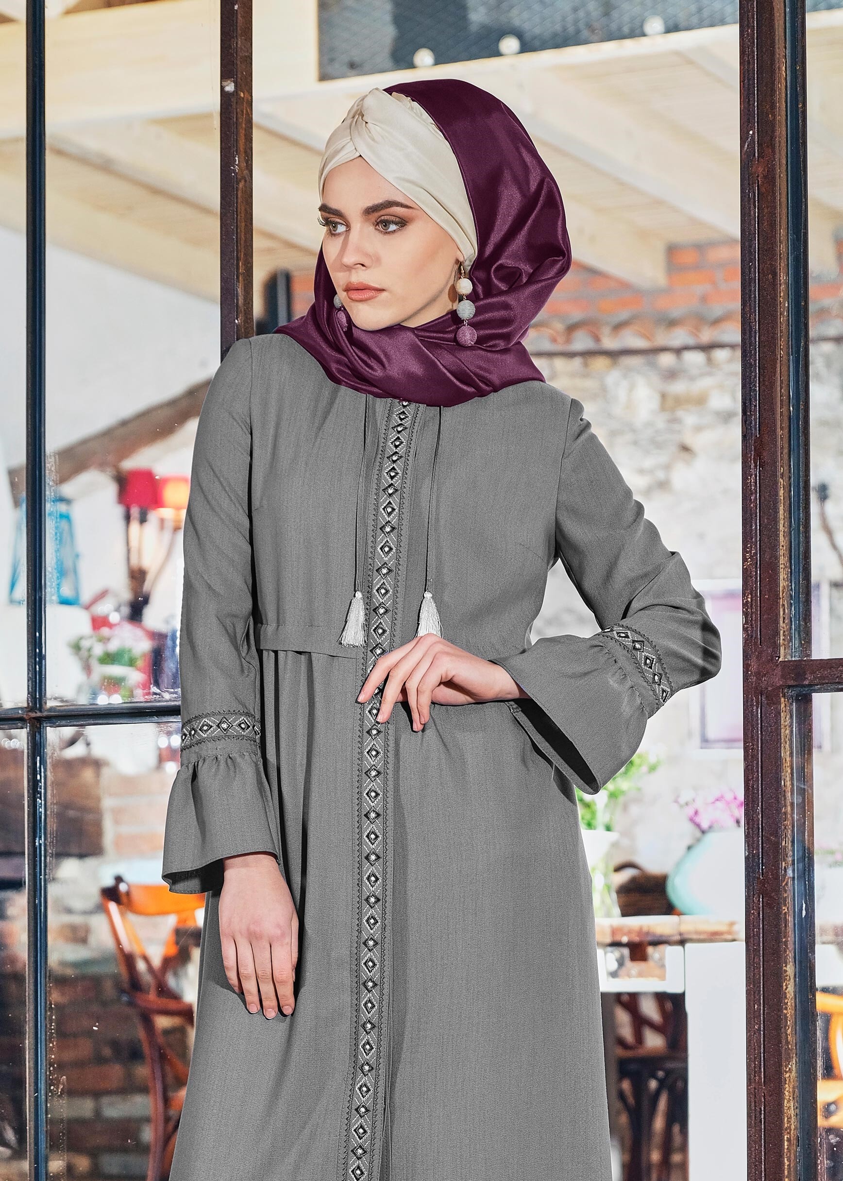 Tesettür giyim GRİ KOLLARI FIRFIR DETAYLI NAKIŞLI PARDESÜ 1197