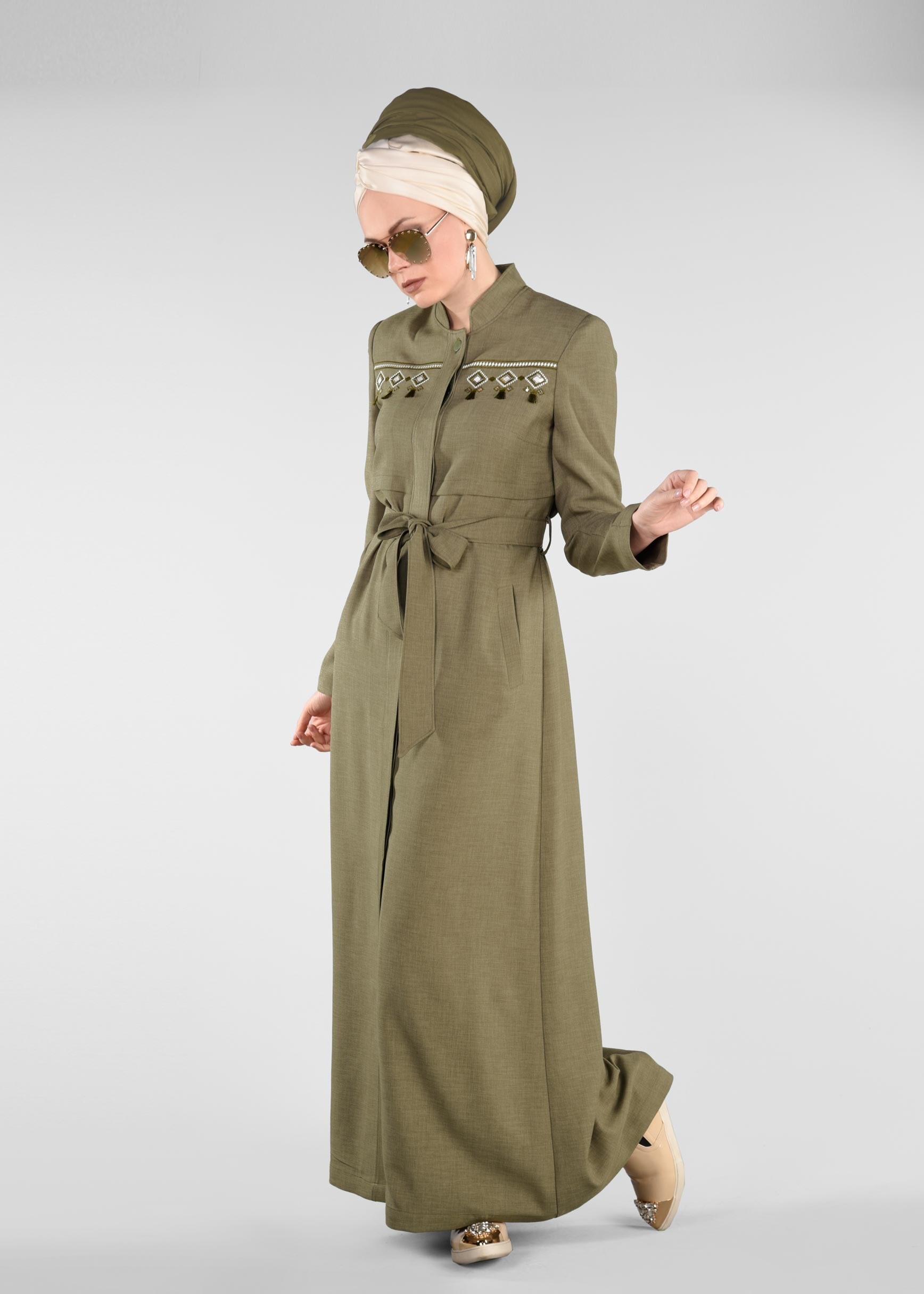 Tesettür giyim HAKİ NAKIŞ DETAYLI KEMERLİ PARDESÜ 1198 