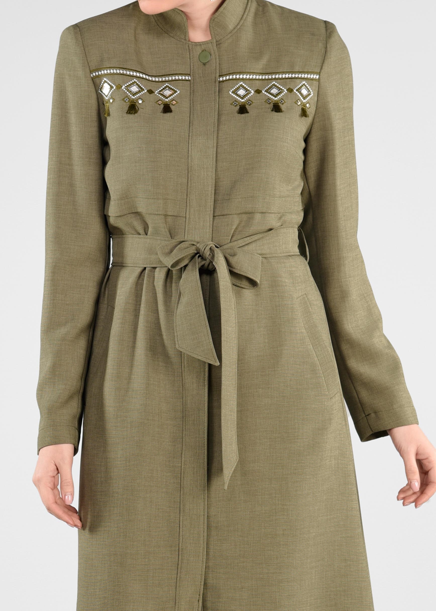 Tesettür giyim HAKİ NAKIŞ DETAYLI KEMERLİ PARDESÜ 1198 