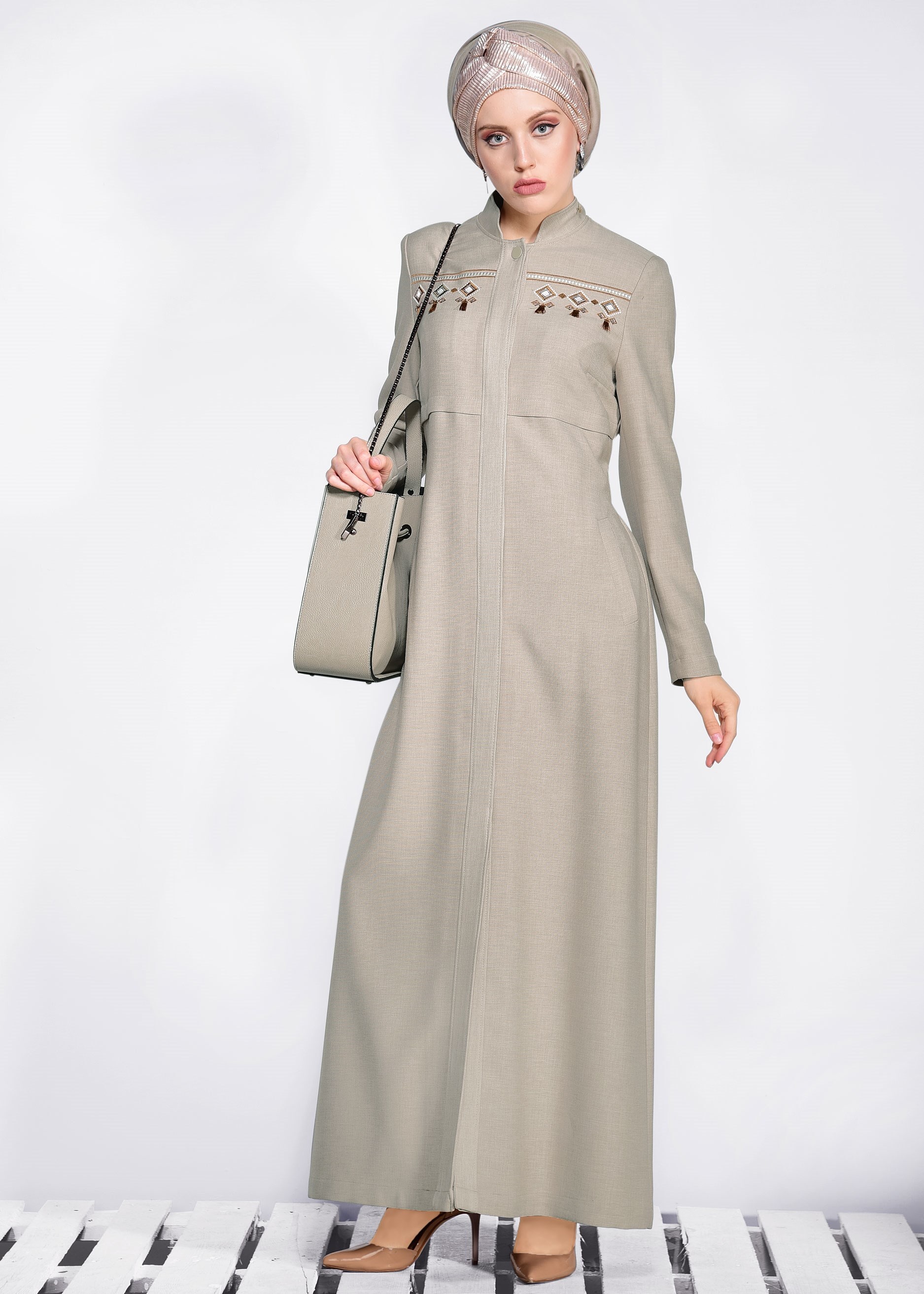 Tesettür giyim KAHVE NAKIŞ DETAYLI KEMERLİ PARDESÜ 1198 