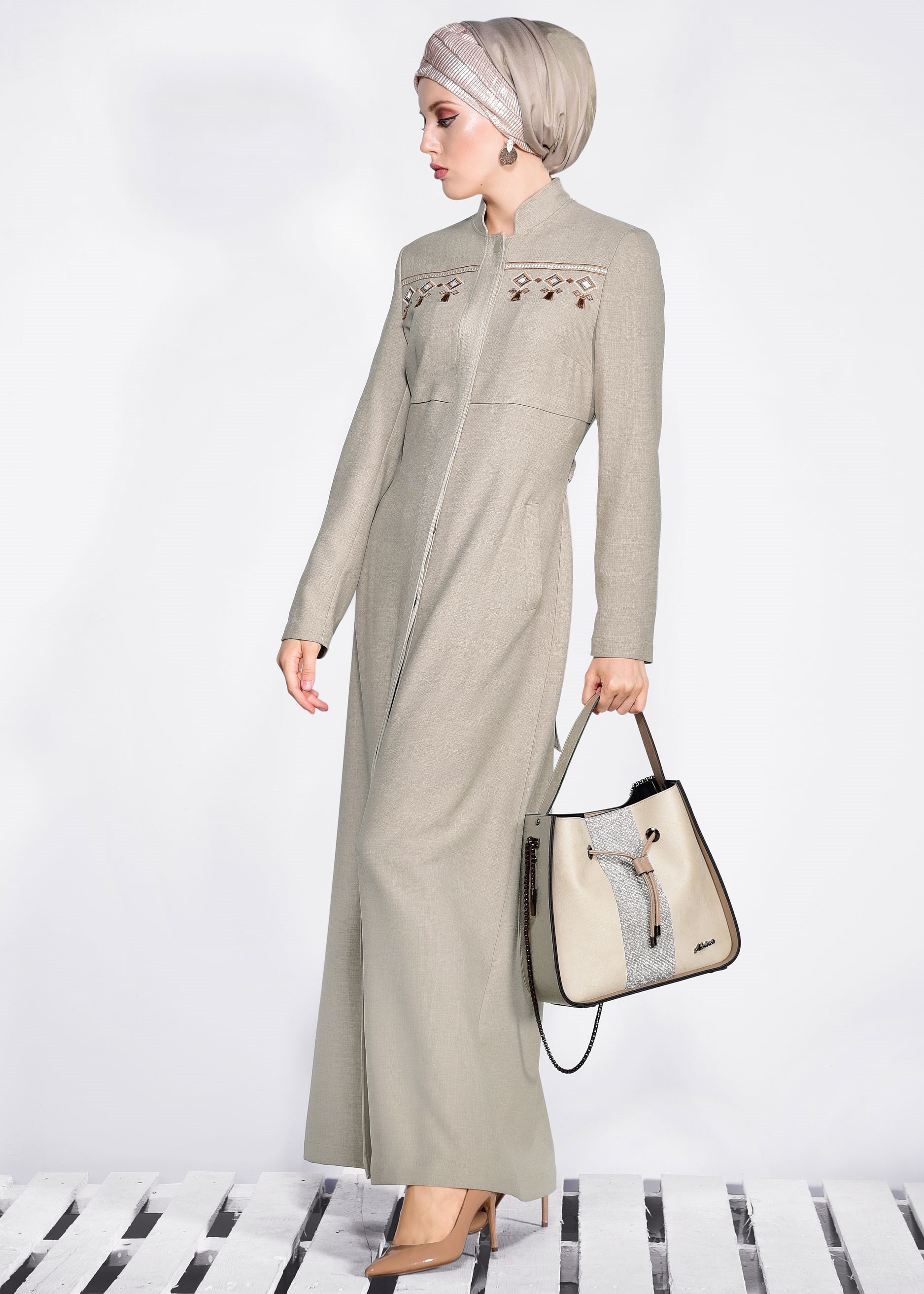 Tesettür giyim KAHVE NAKIŞ DETAYLI KEMERLİ PARDESÜ 1198 