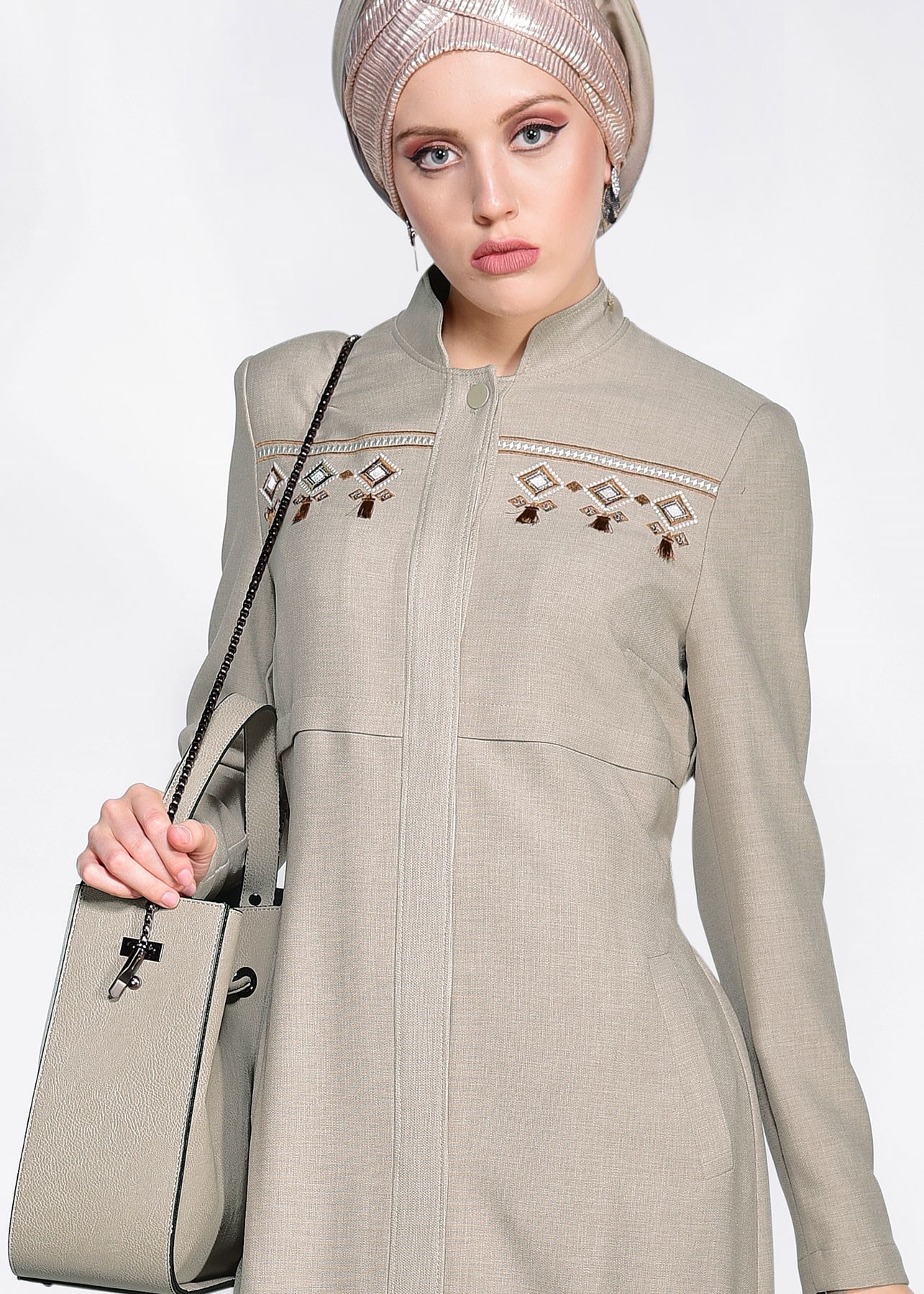 Tesettür giyim KAHVE NAKIŞ DETAYLI KEMERLİ PARDESÜ 1198 