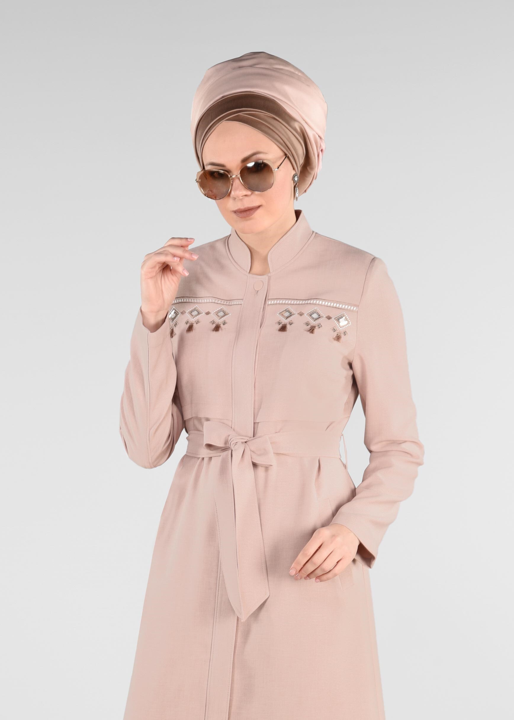 Tesettür giyim PUDRA NAKIŞ DETAYLI KEMERLİ PARDESÜ 1198 