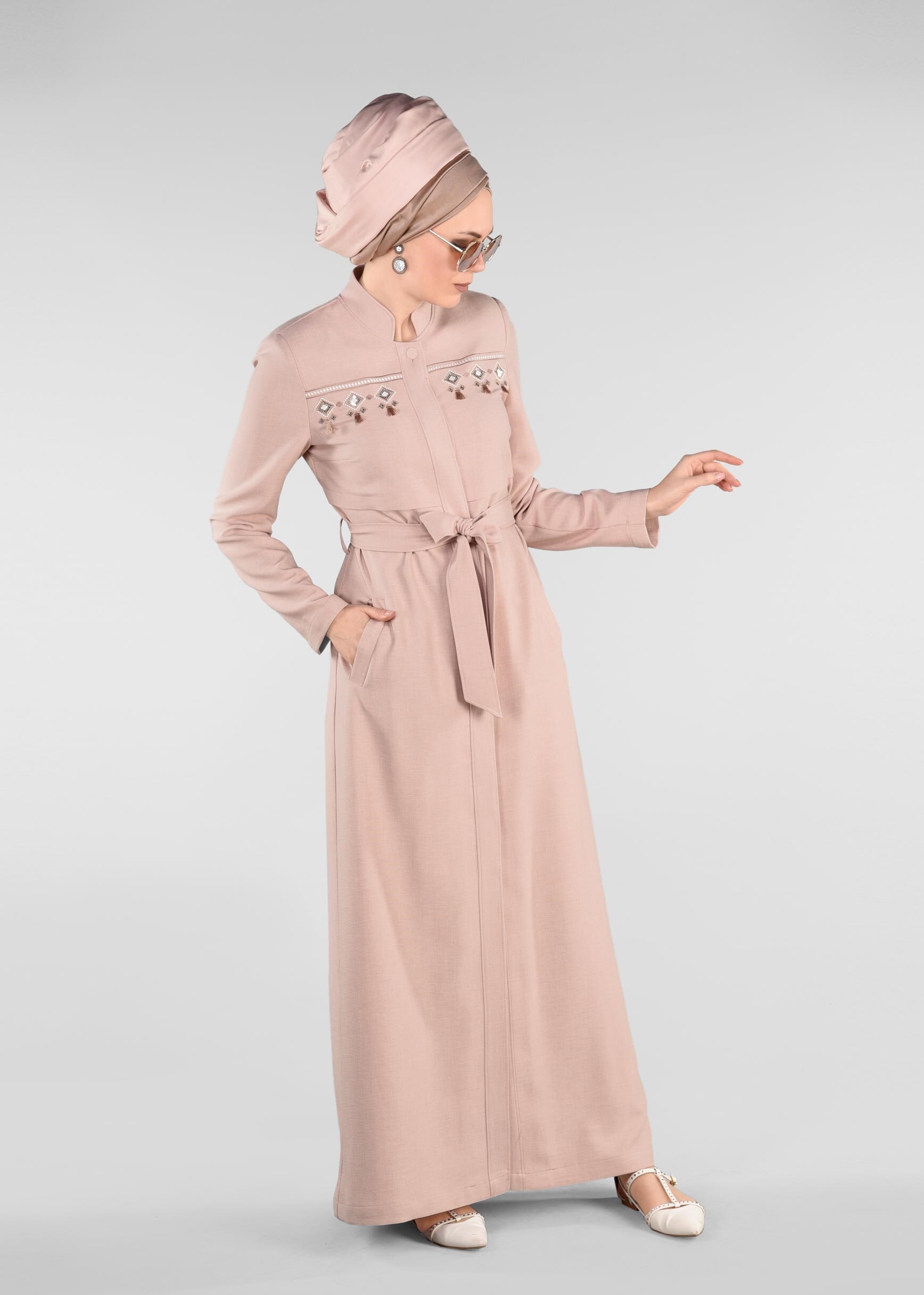 Tesettür giyim PUDRA NAKIŞ DETAYLI KEMERLİ PARDESÜ 1198 