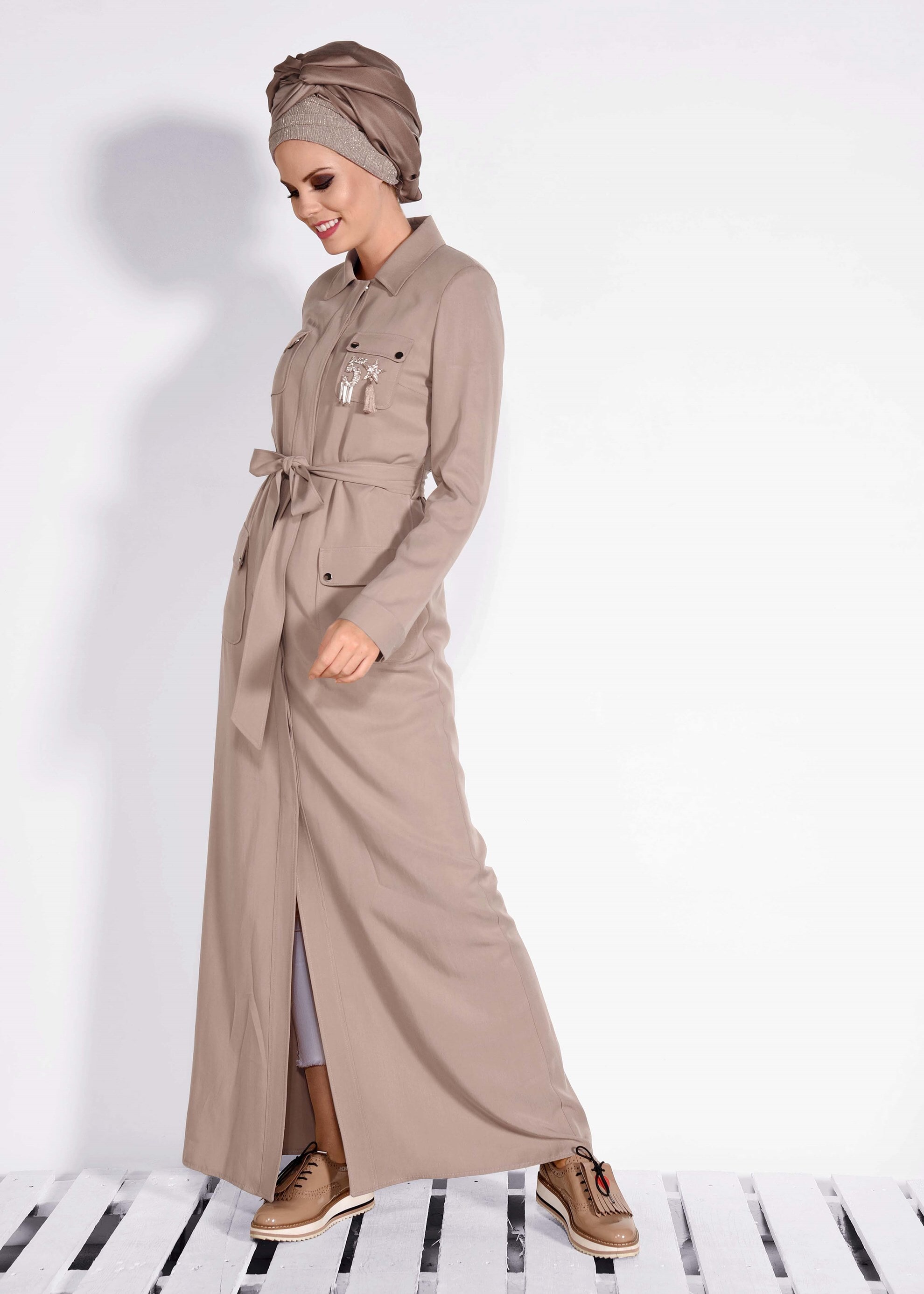 Tesettür giyim BEJ CEP DETAYLI PARDESÜ 1199 