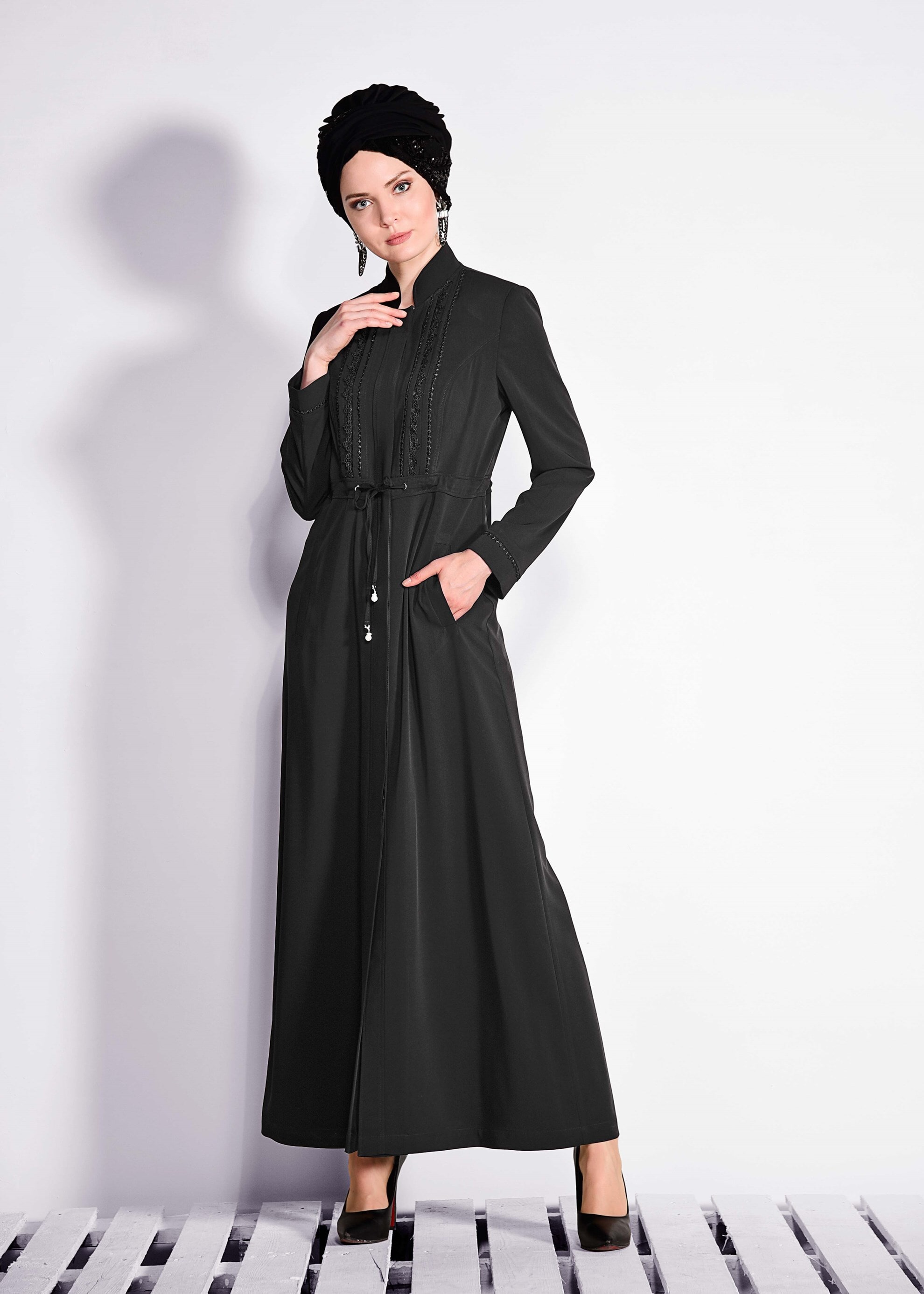 Tesettür giyim SİYAH BELİ BÜZGÜLÜ HAKİM YAKA PARDESÜ 1212 