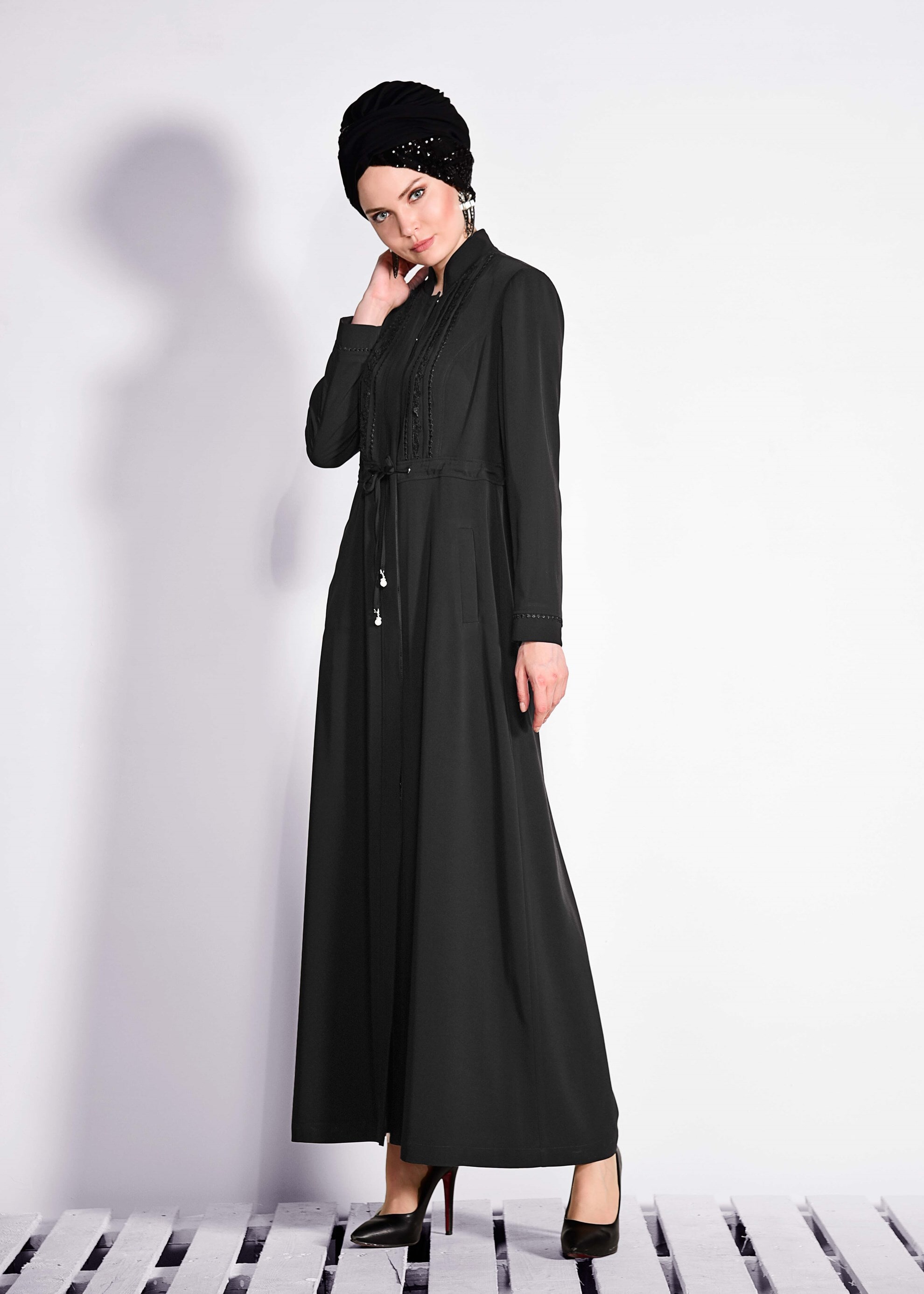 Tesettür giyim SİYAH BELİ BÜZGÜLÜ HAKİM YAKA PARDESÜ 1212 