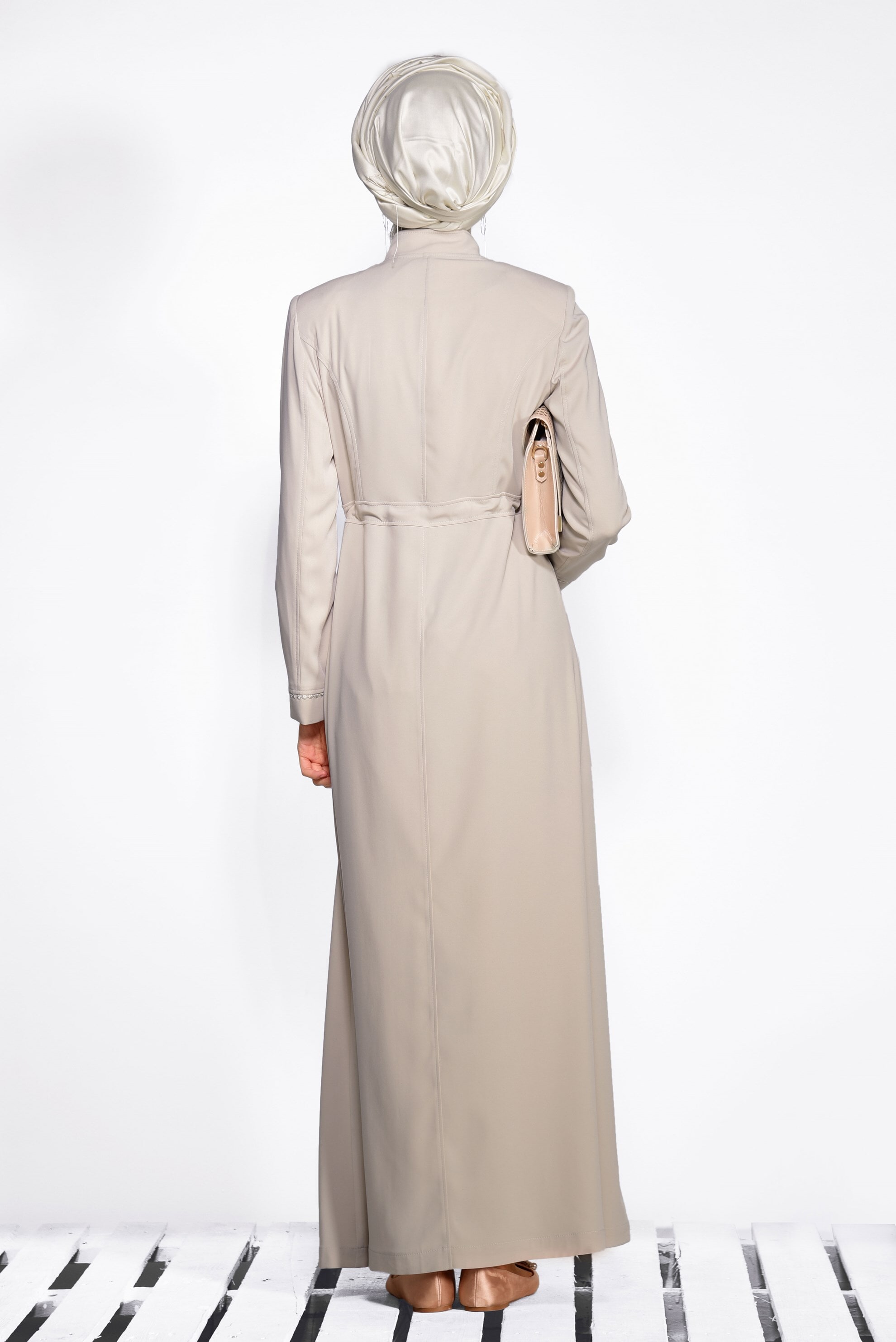 Tesettür giyim BEJ BELİ BÜZGÜLÜ HAKİM YAKA PARDESÜ 1212 