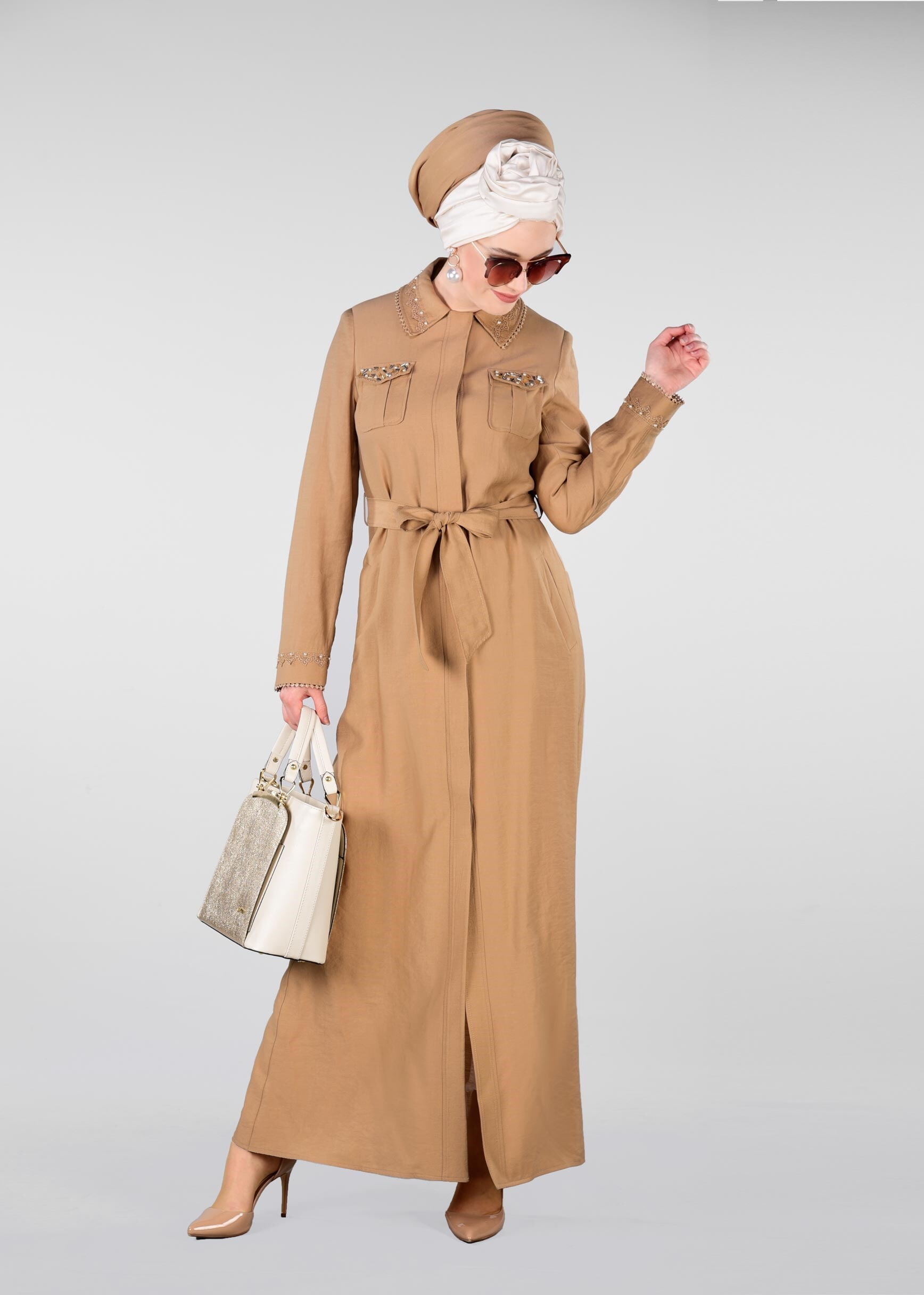 Tesettür giyim KAHVE BONCUK İŞLEMELİ KUŞAKLI PARDESÜ 1218