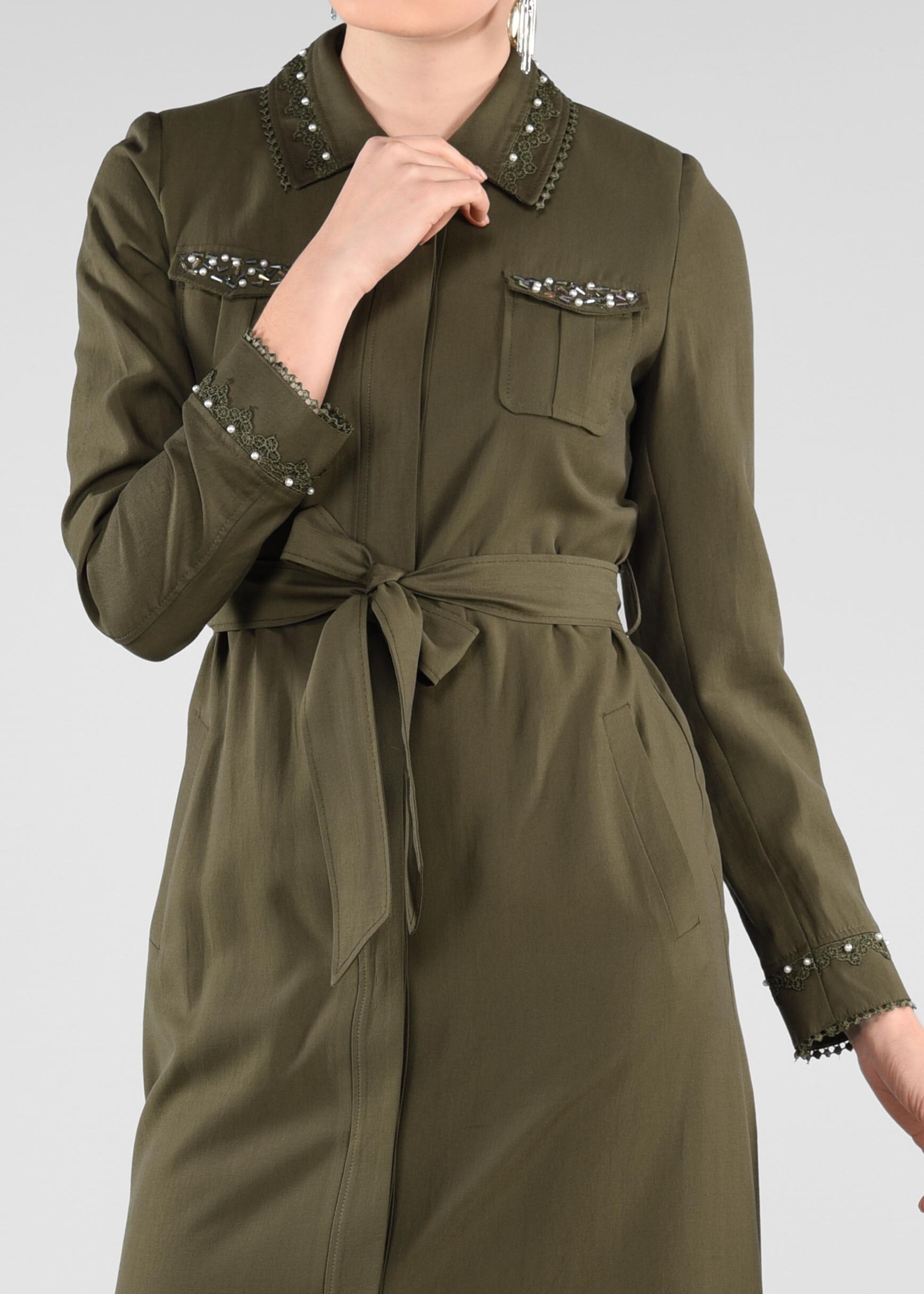 Tesettür giyim HAKİ BONCUK İŞLEMELİ KUŞAKLI PARDESÜ 1218