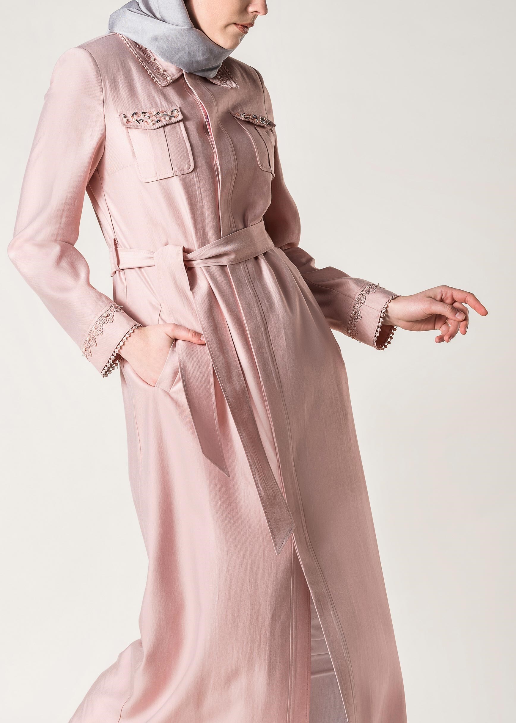 Tesettür giyim PUDRA BONCUK İŞLEMELİ KUŞAKLI PARDESÜ 1218