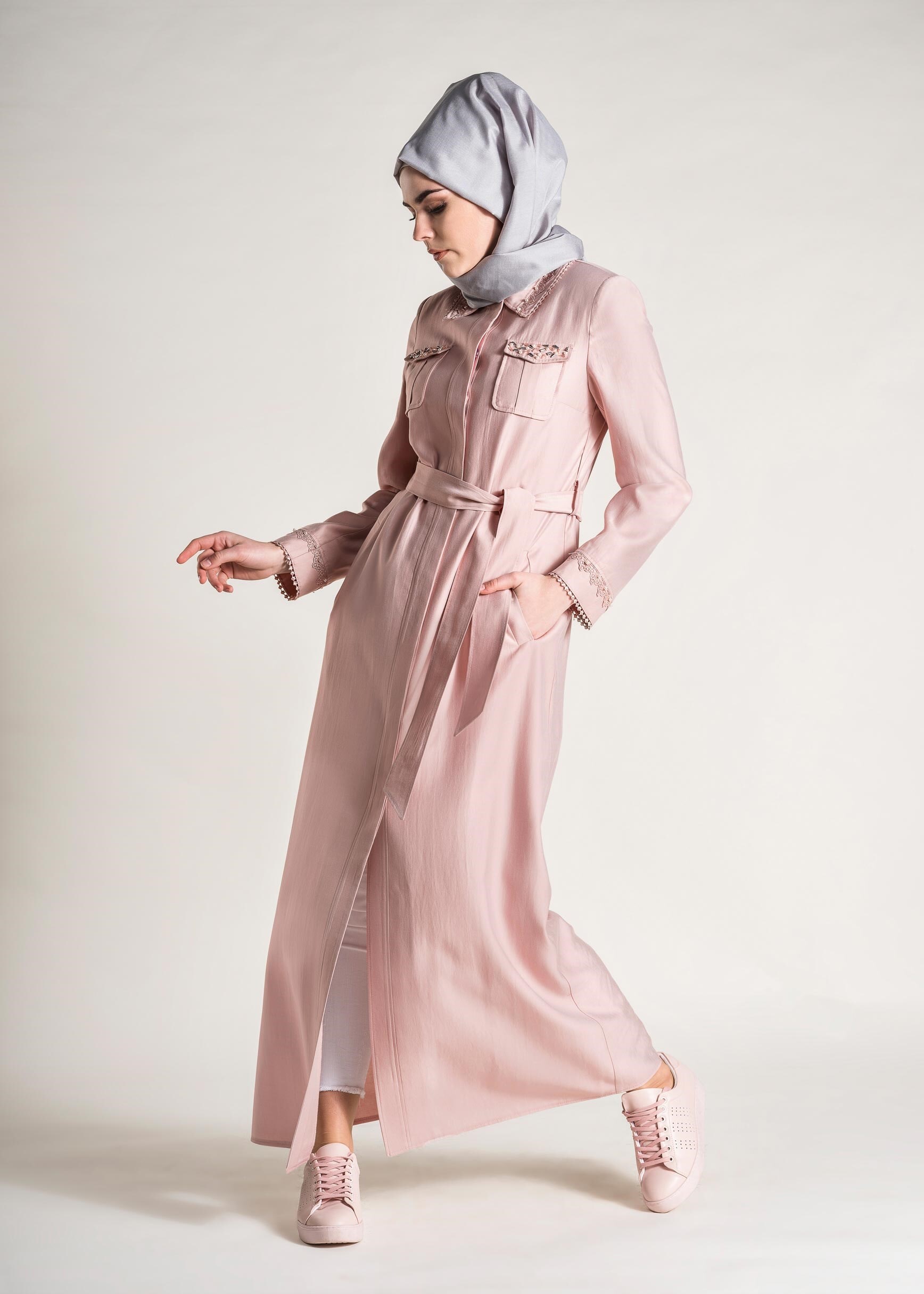 Tesettür giyim PUDRA BONCUK İŞLEMELİ KUŞAKLI PARDESÜ 1218