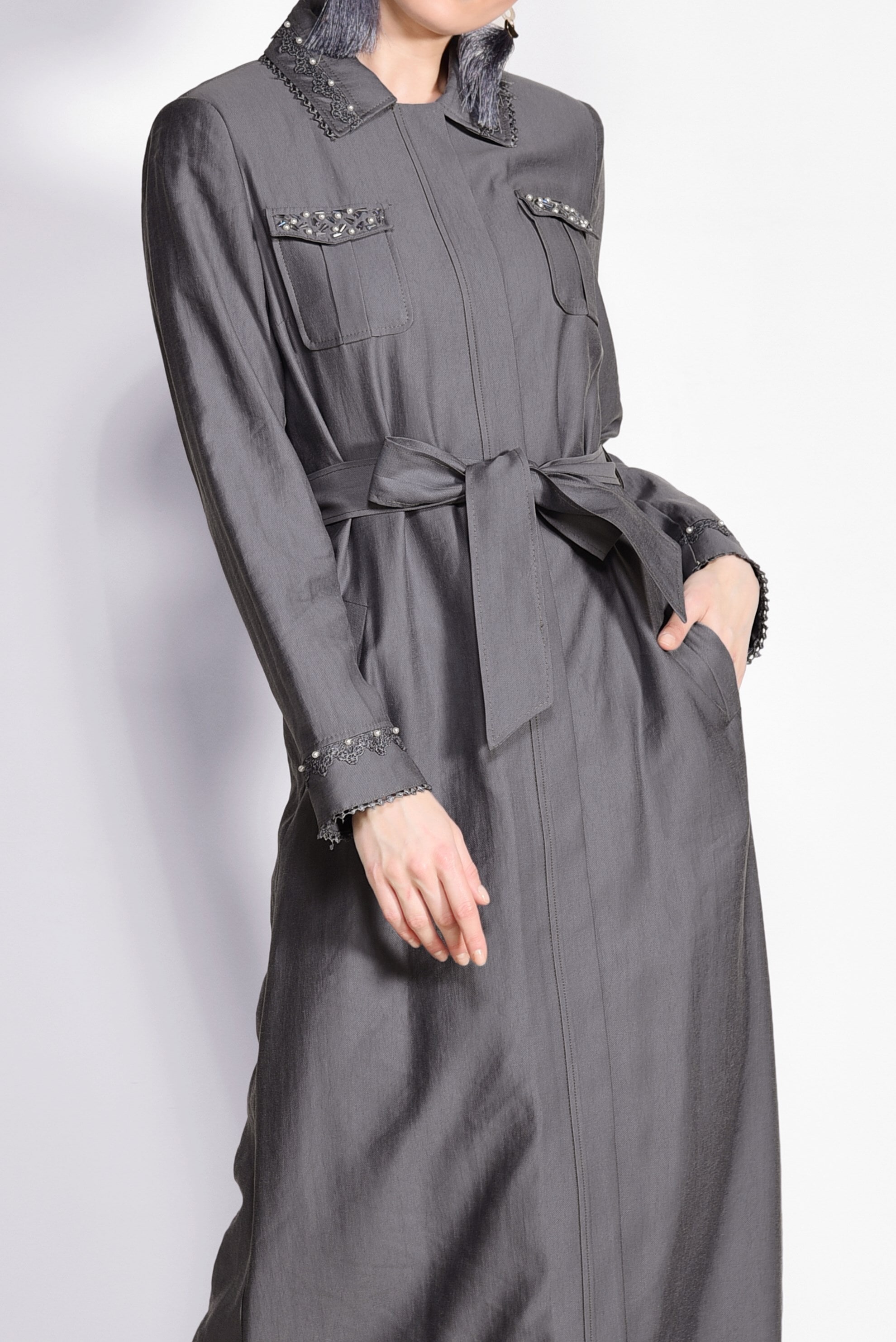 Tesettür giyim GRİ BONCUK İŞLEMELİ KUŞAKLI PARDESÜ 1218