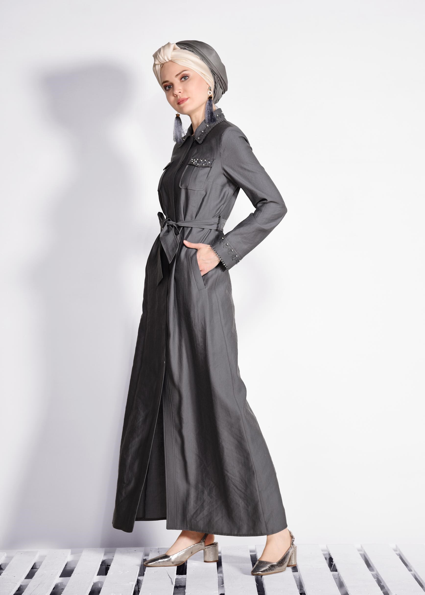 Tesettür giyim GRİ BONCUK İŞLEMELİ KUŞAKLI PARDESÜ 1218