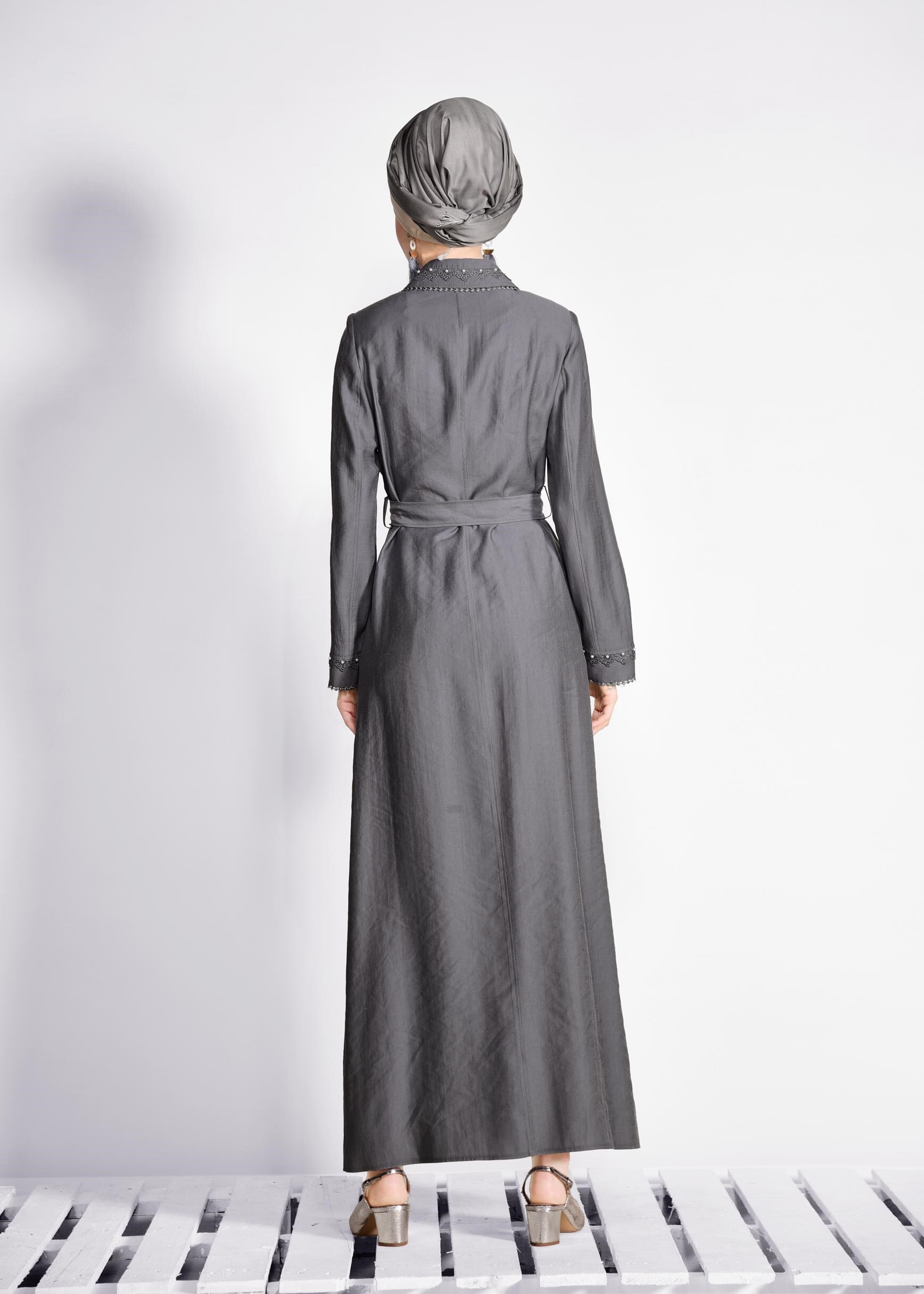 Tesettür giyim GRİ BONCUK İŞLEMELİ KUŞAKLI PARDESÜ 1218