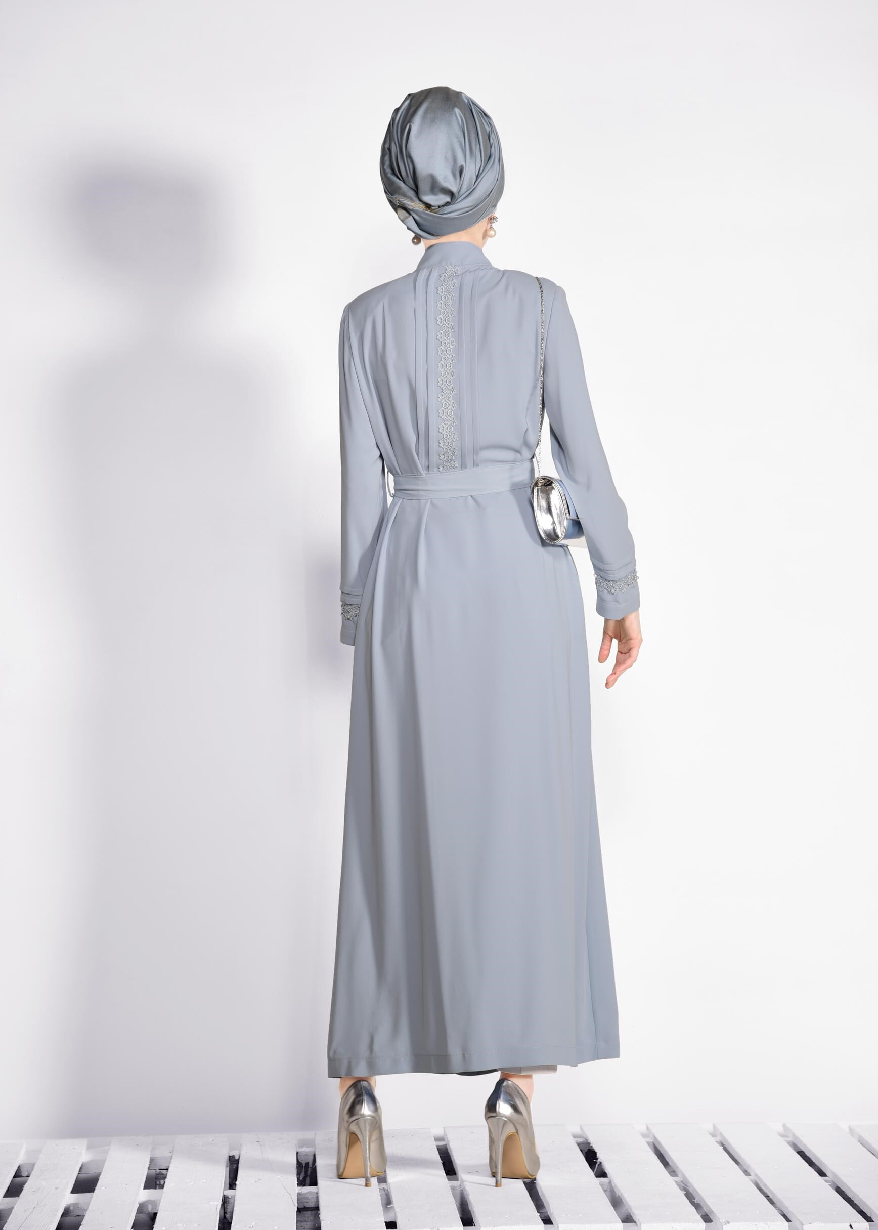 Tesettür giyim MAVİ NAKIŞLI KUŞAKLI PARDESÜ 1229