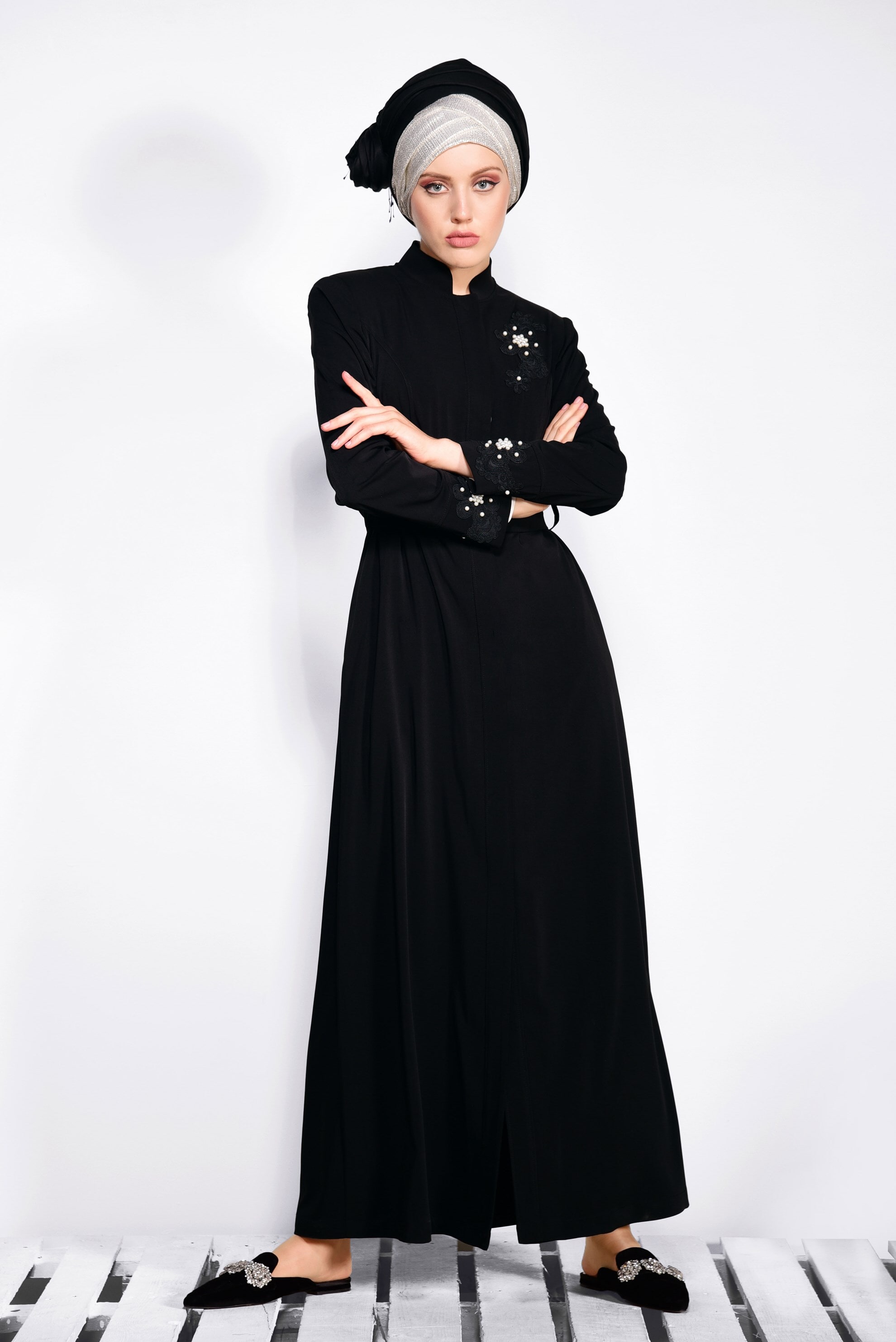 Tesettür giyim SİYAH NAKIŞ İŞLEMELİ KUŞAKLI PARDESÜ 1235