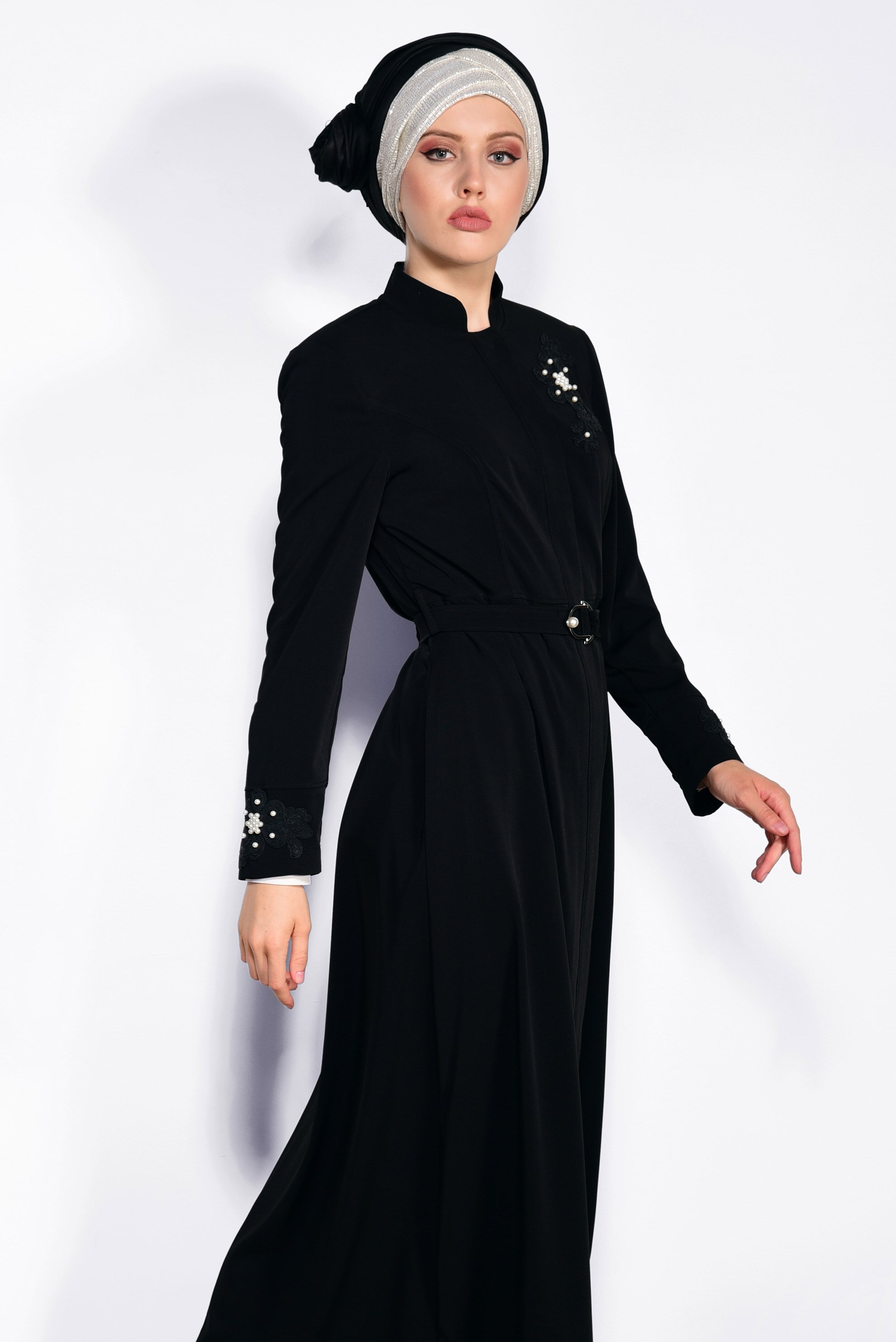 Tesettür giyim SİYAH NAKIŞ İŞLEMELİ KUŞAKLI PARDESÜ 1235
