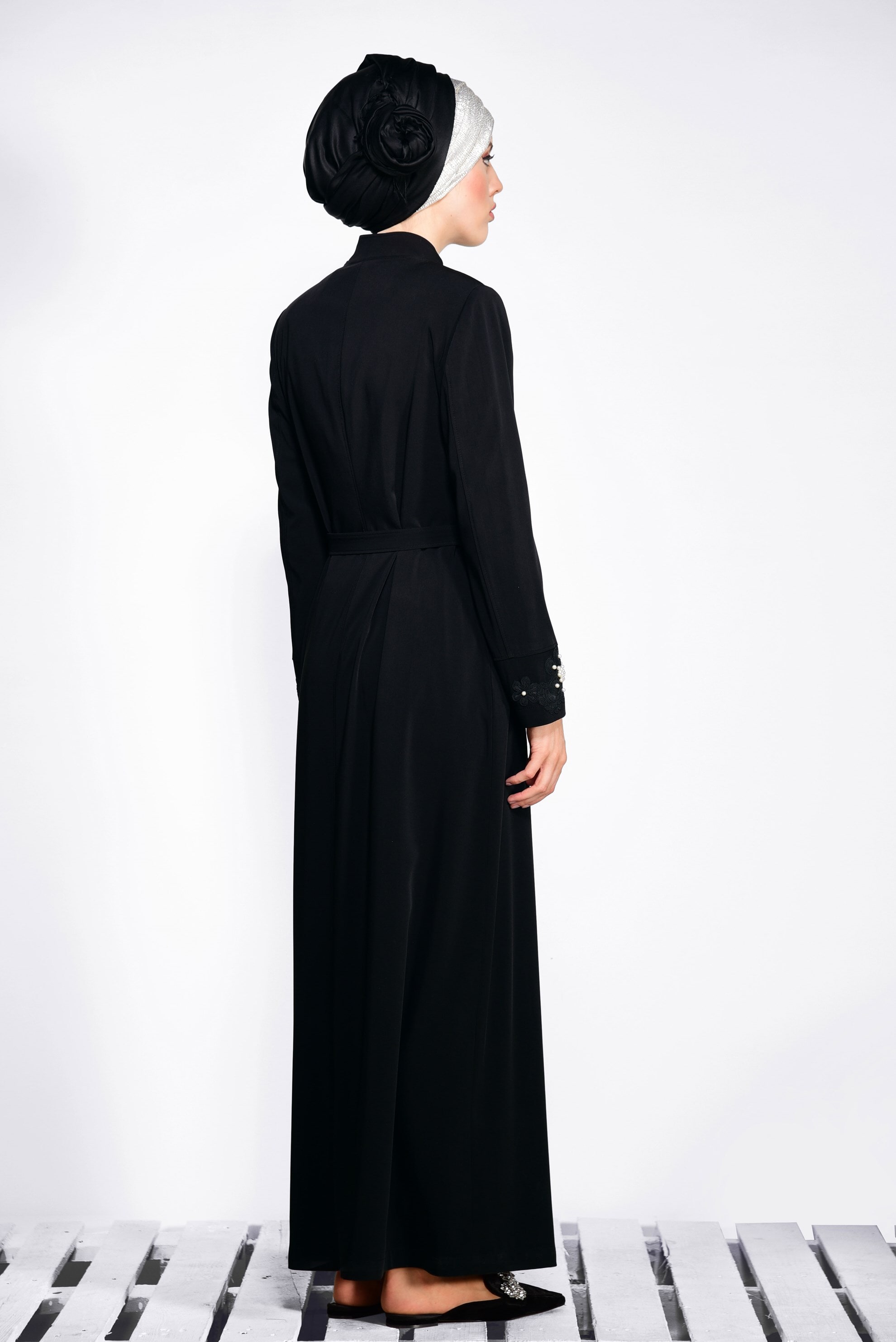 Tesettür giyim SİYAH NAKIŞ İŞLEMELİ KUŞAKLI PARDESÜ 1235