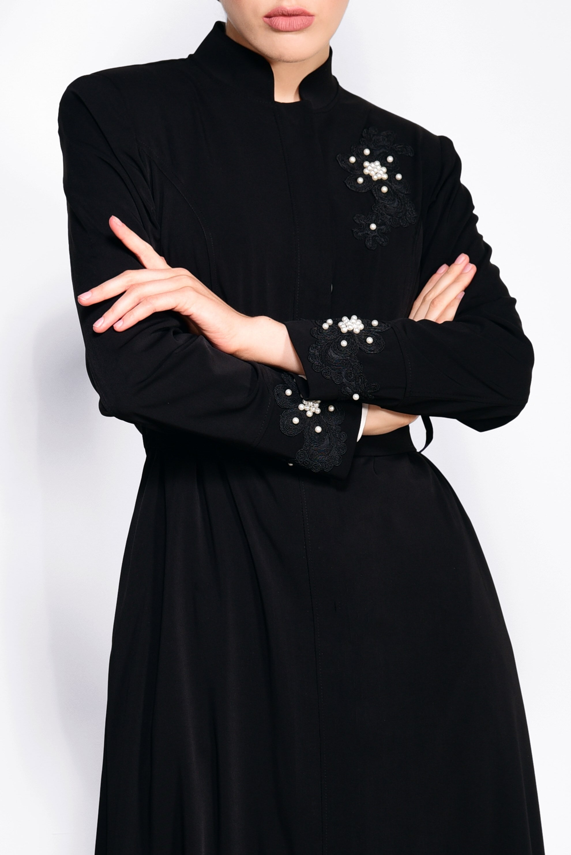 Tesettür giyim SİYAH NAKIŞ İŞLEMELİ KUŞAKLI PARDESÜ 1235