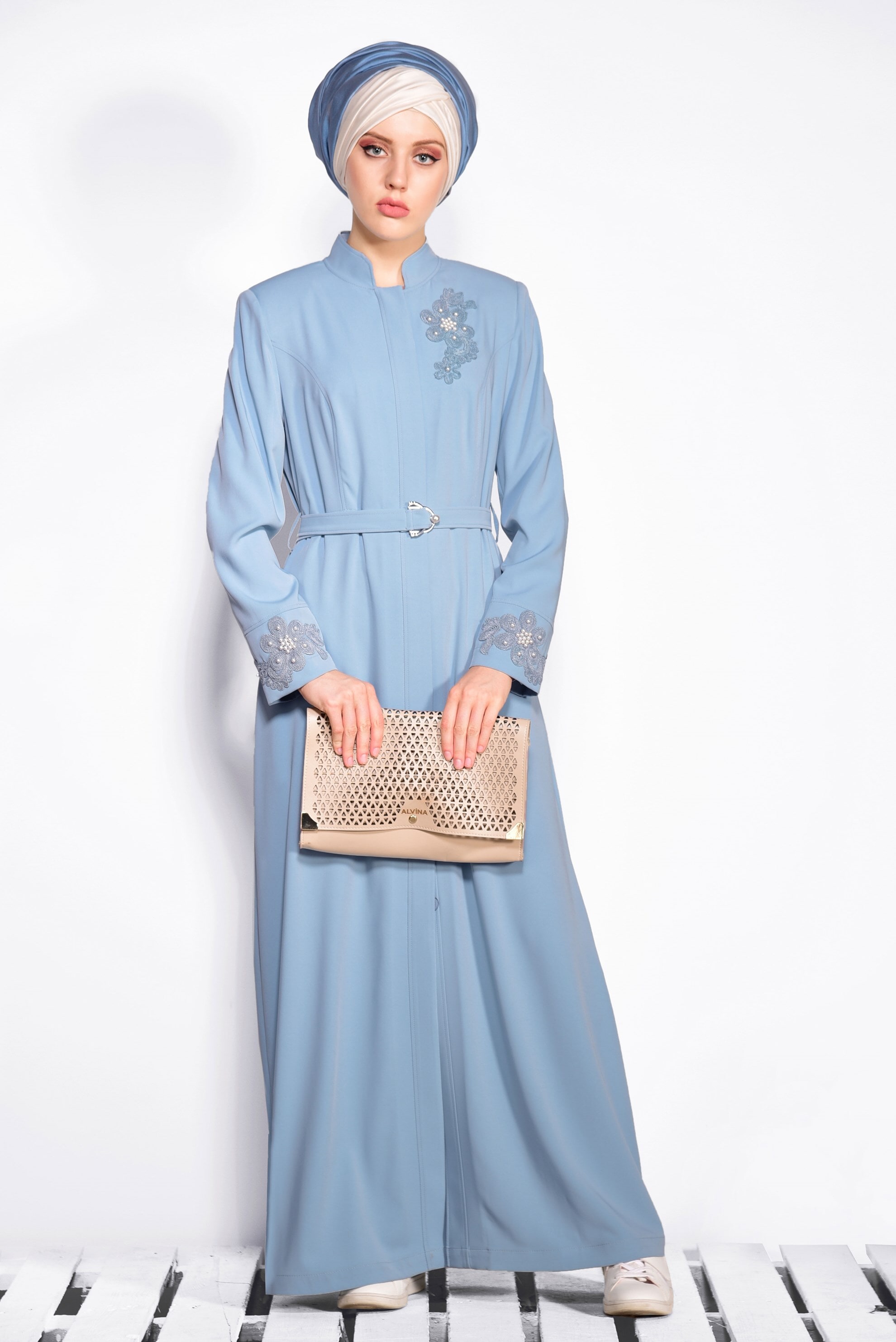 Tesettür giyim MAVİ NAKIŞ İŞLEMELİ KUŞAKLI PARDESÜ 1235