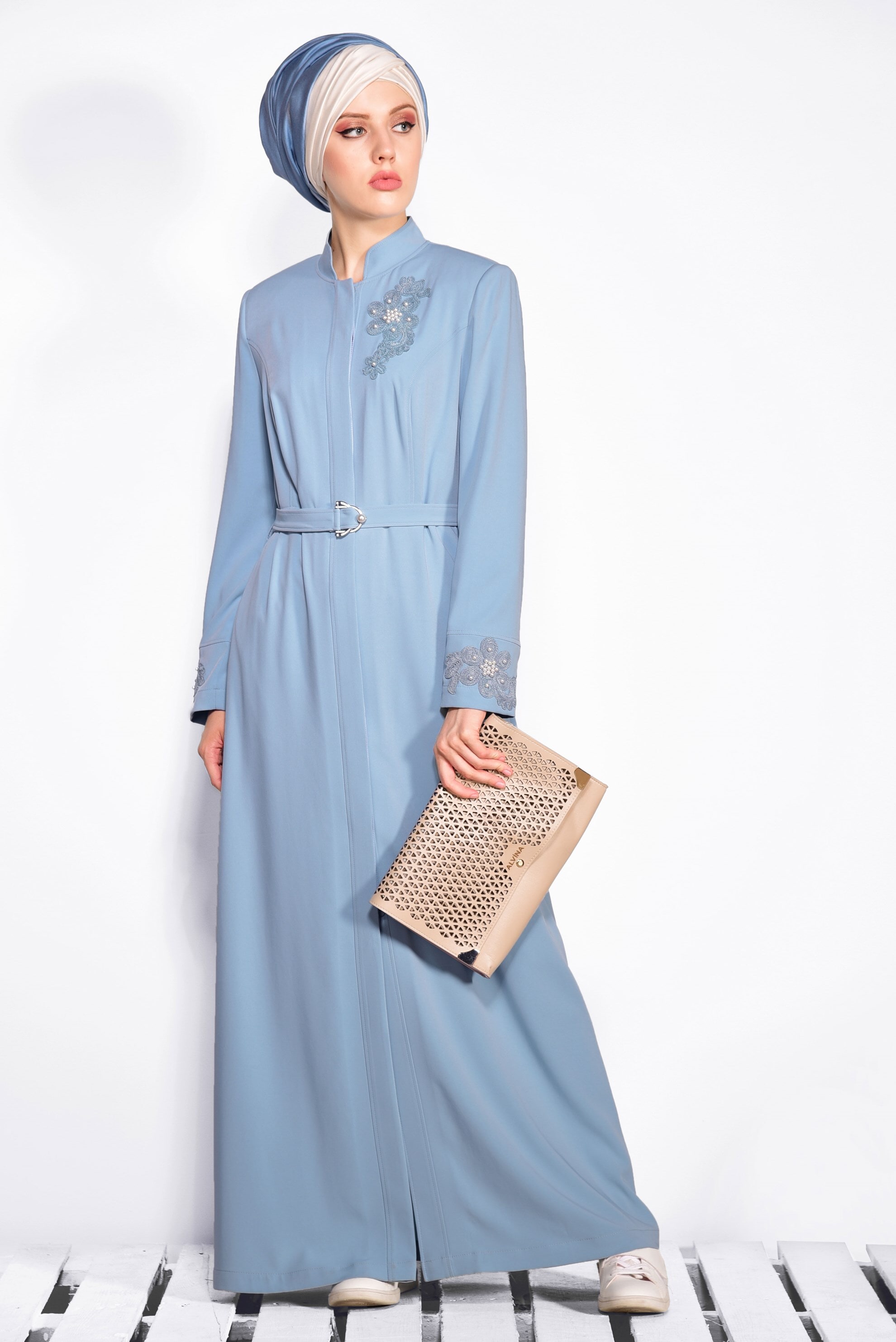 Tesettür giyim MAVİ NAKIŞ İŞLEMELİ KUŞAKLI PARDESÜ 1235