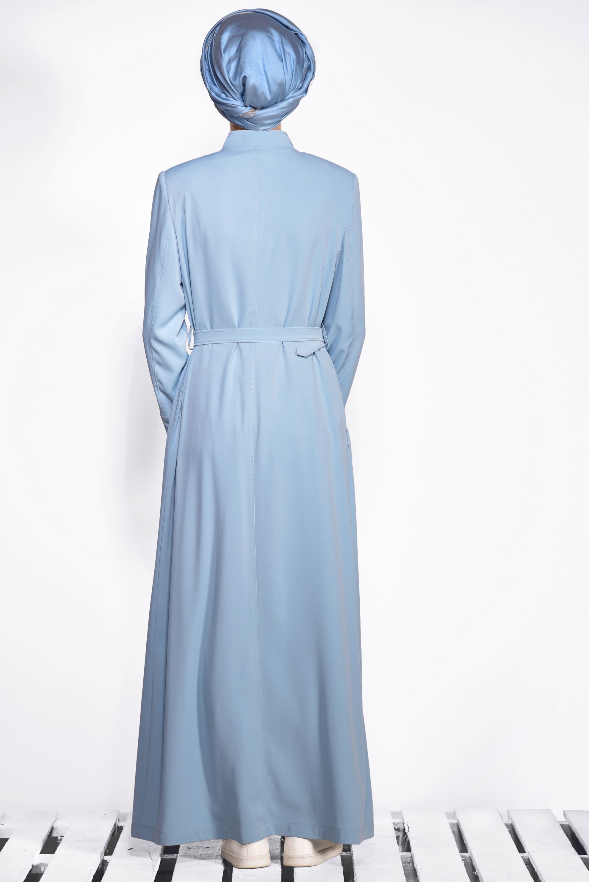 Tesettür giyim MAVİ NAKIŞ İŞLEMELİ KUŞAKLI PARDESÜ 1235