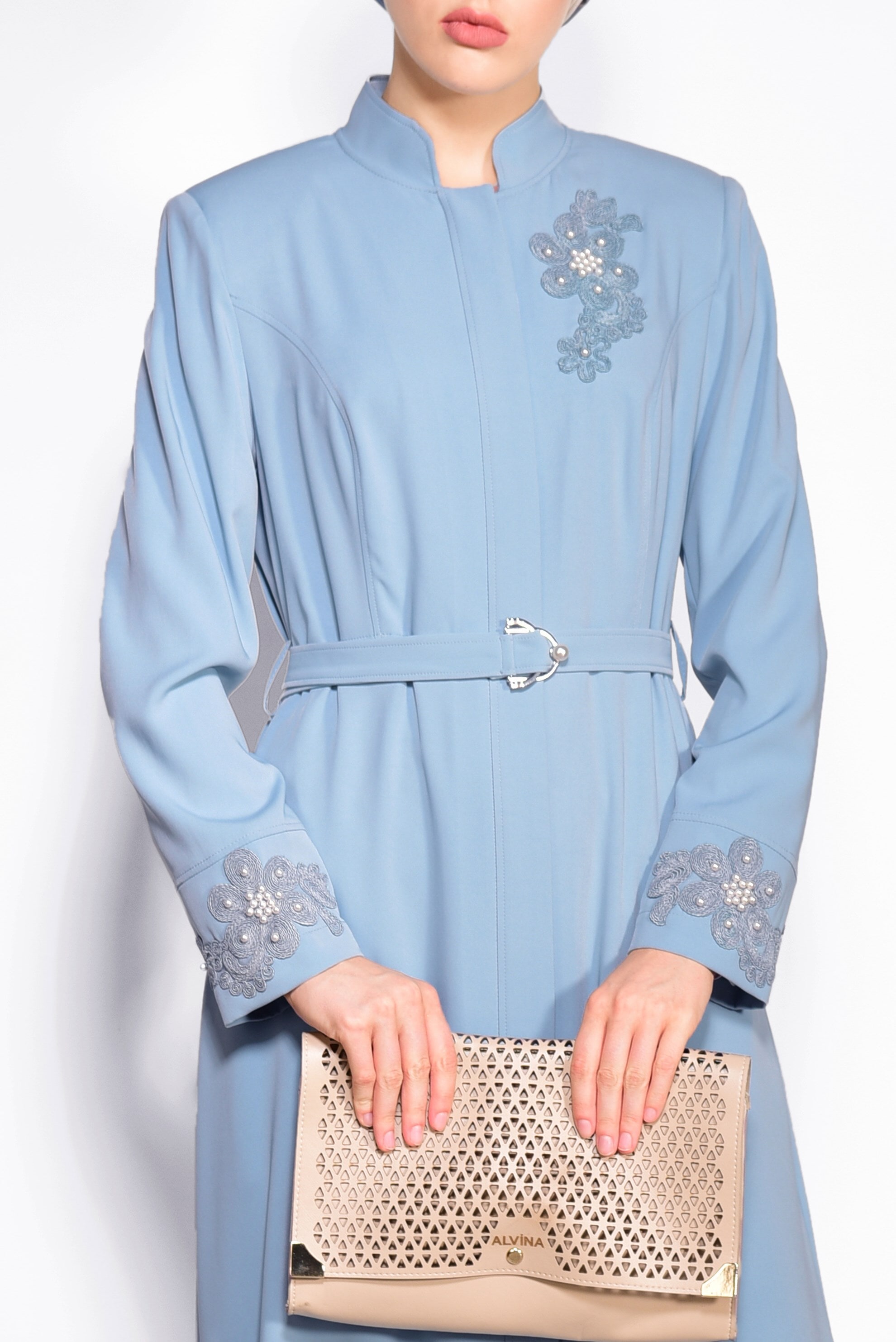 Tesettür giyim MAVİ NAKIŞ İŞLEMELİ KUŞAKLI PARDESÜ 1235