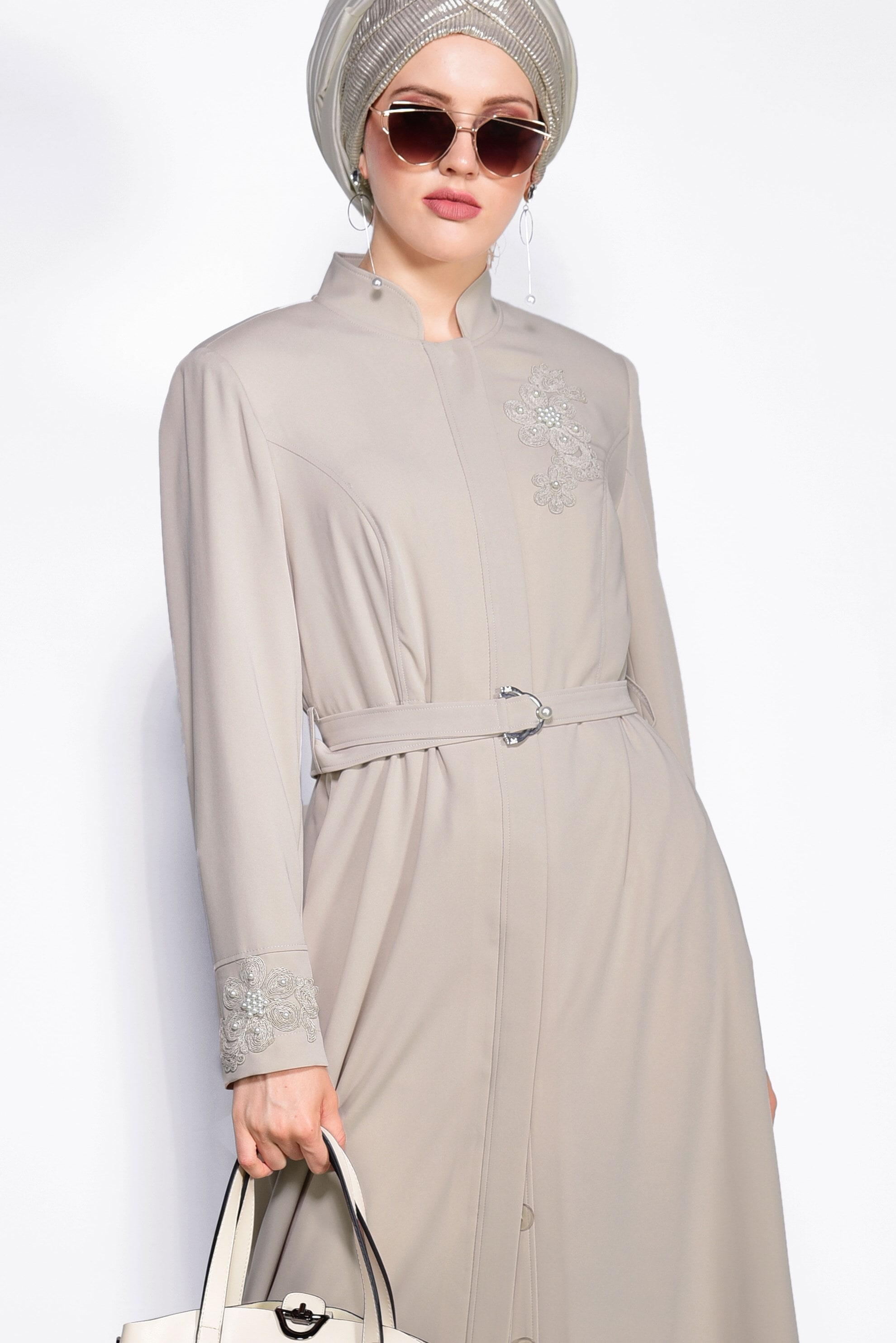 Tesettür giyim BEJ NAKIŞ İŞLEMELİ KUŞAKLI PARDESÜ 1235
