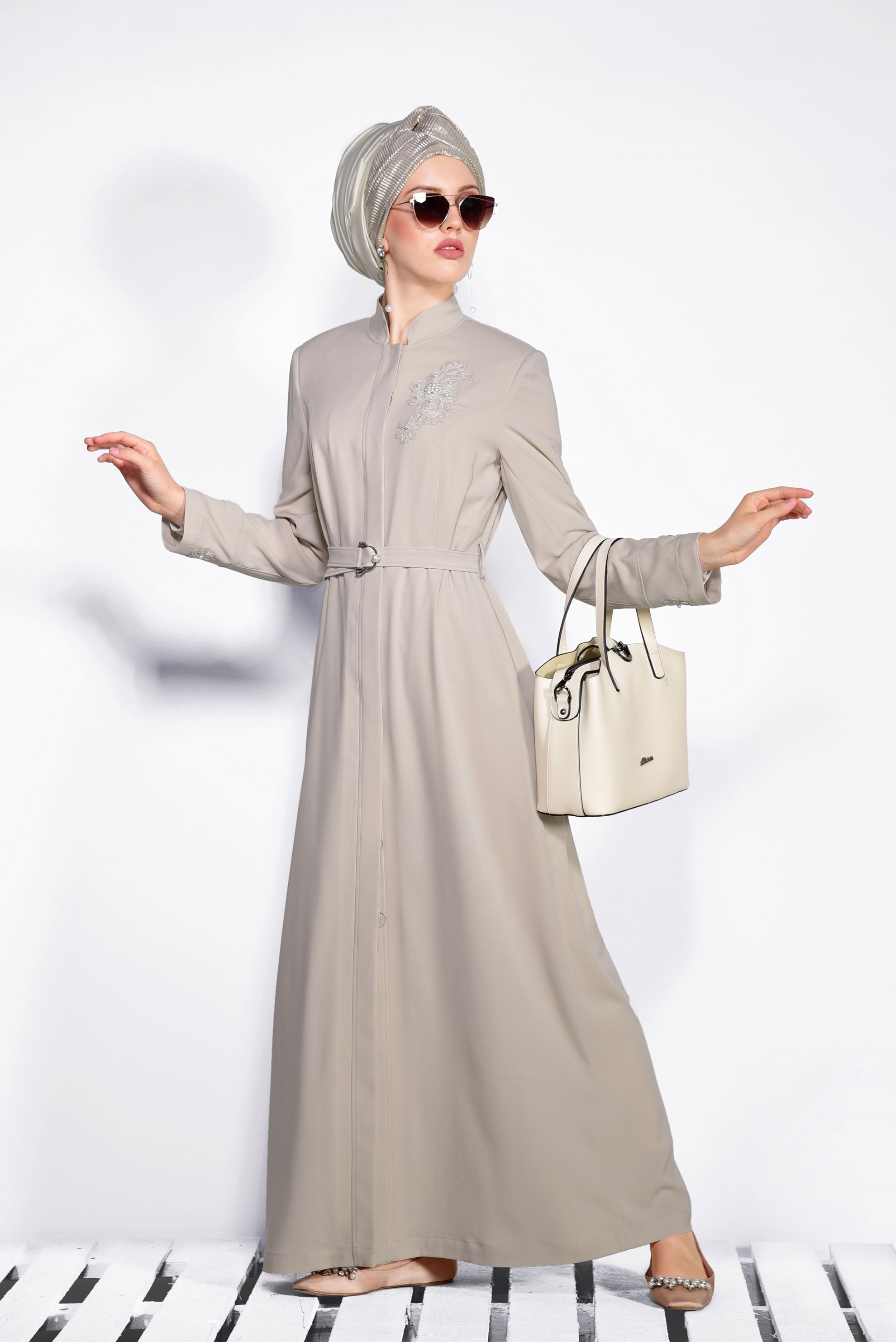 Tesettür giyim BEJ NAKIŞ İŞLEMELİ KUŞAKLI PARDESÜ 1235