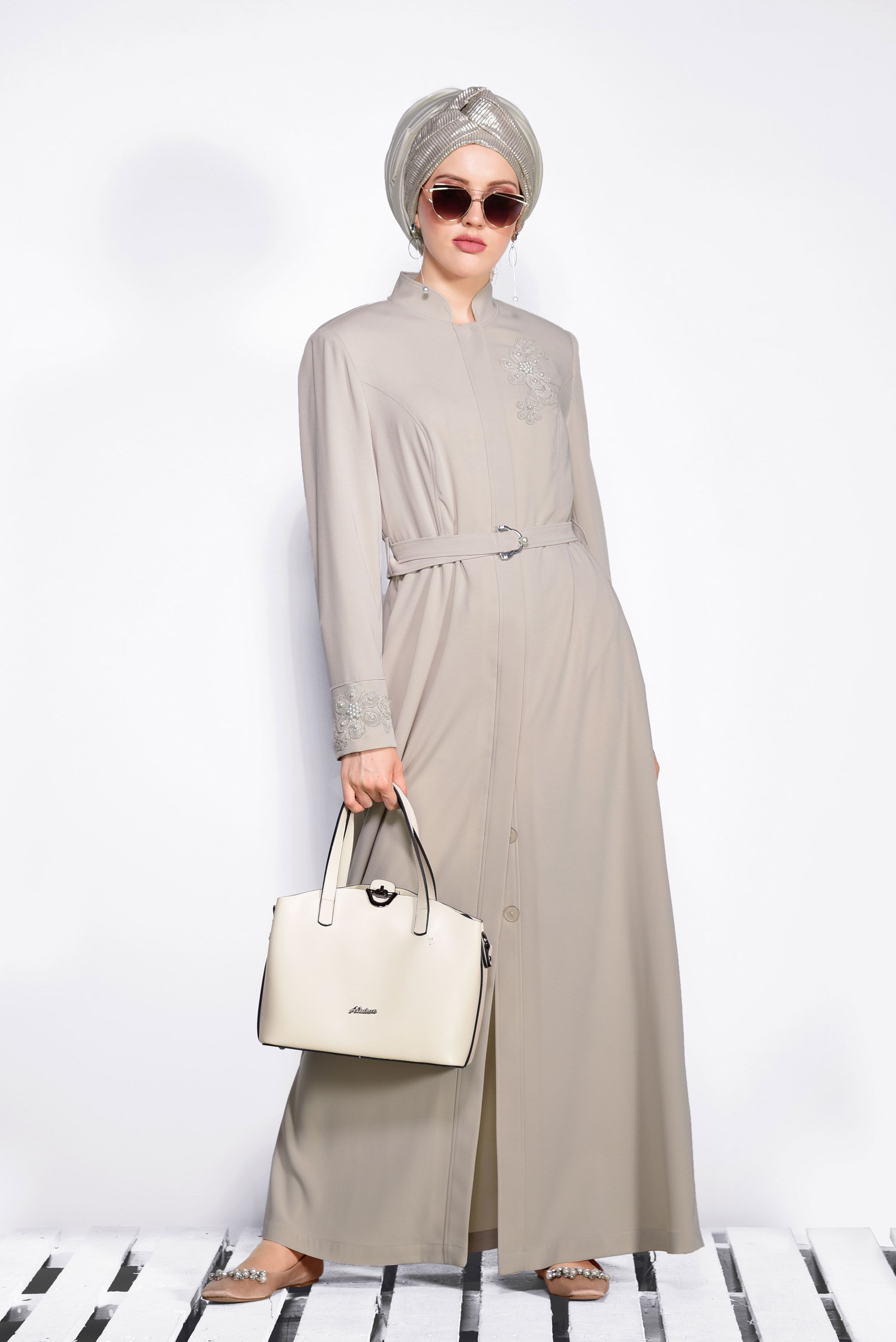 Tesettür giyim BEJ NAKIŞ İŞLEMELİ KUŞAKLI PARDESÜ 1235