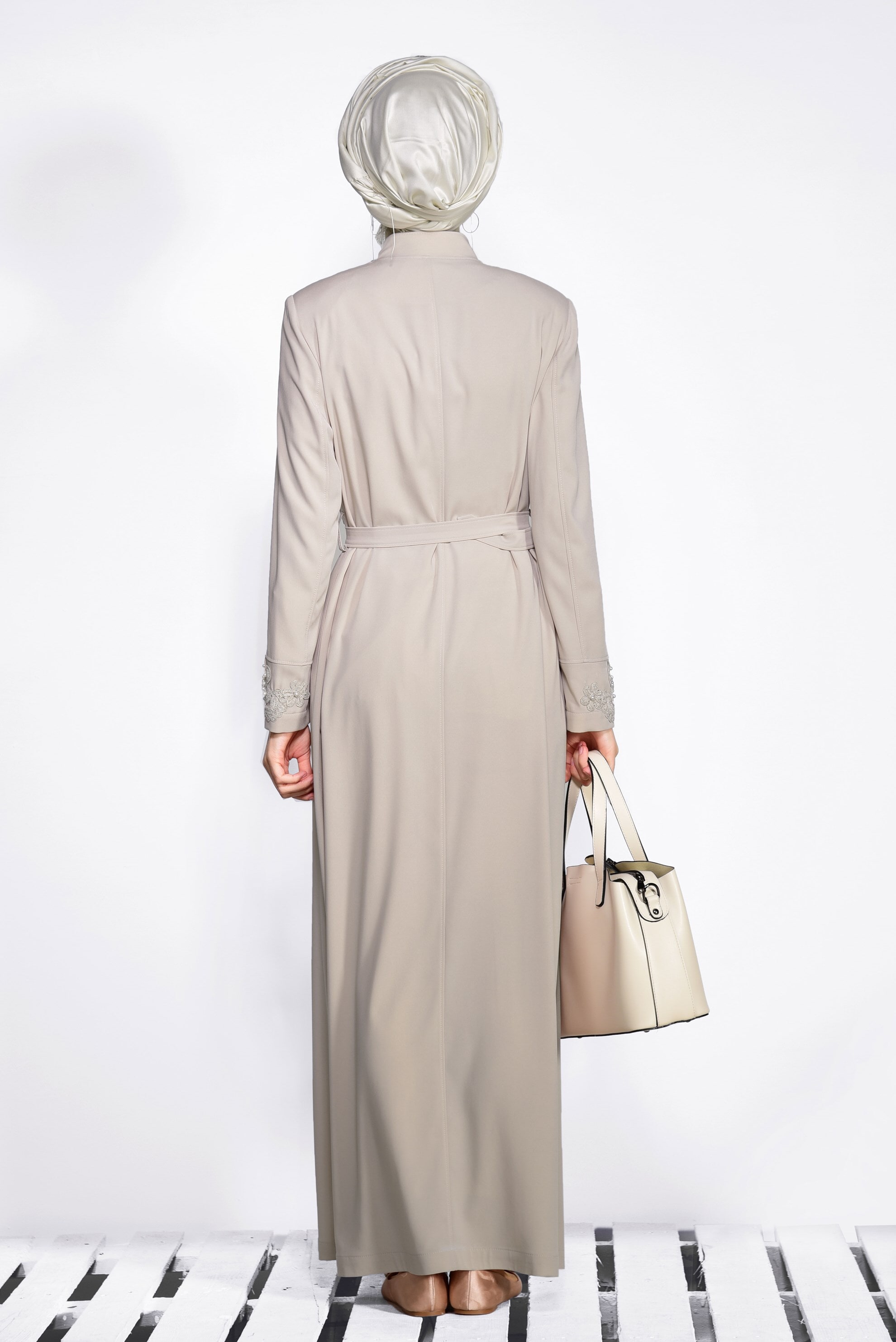 Tesettür giyim BEJ NAKIŞ İŞLEMELİ KUŞAKLI PARDESÜ 1235