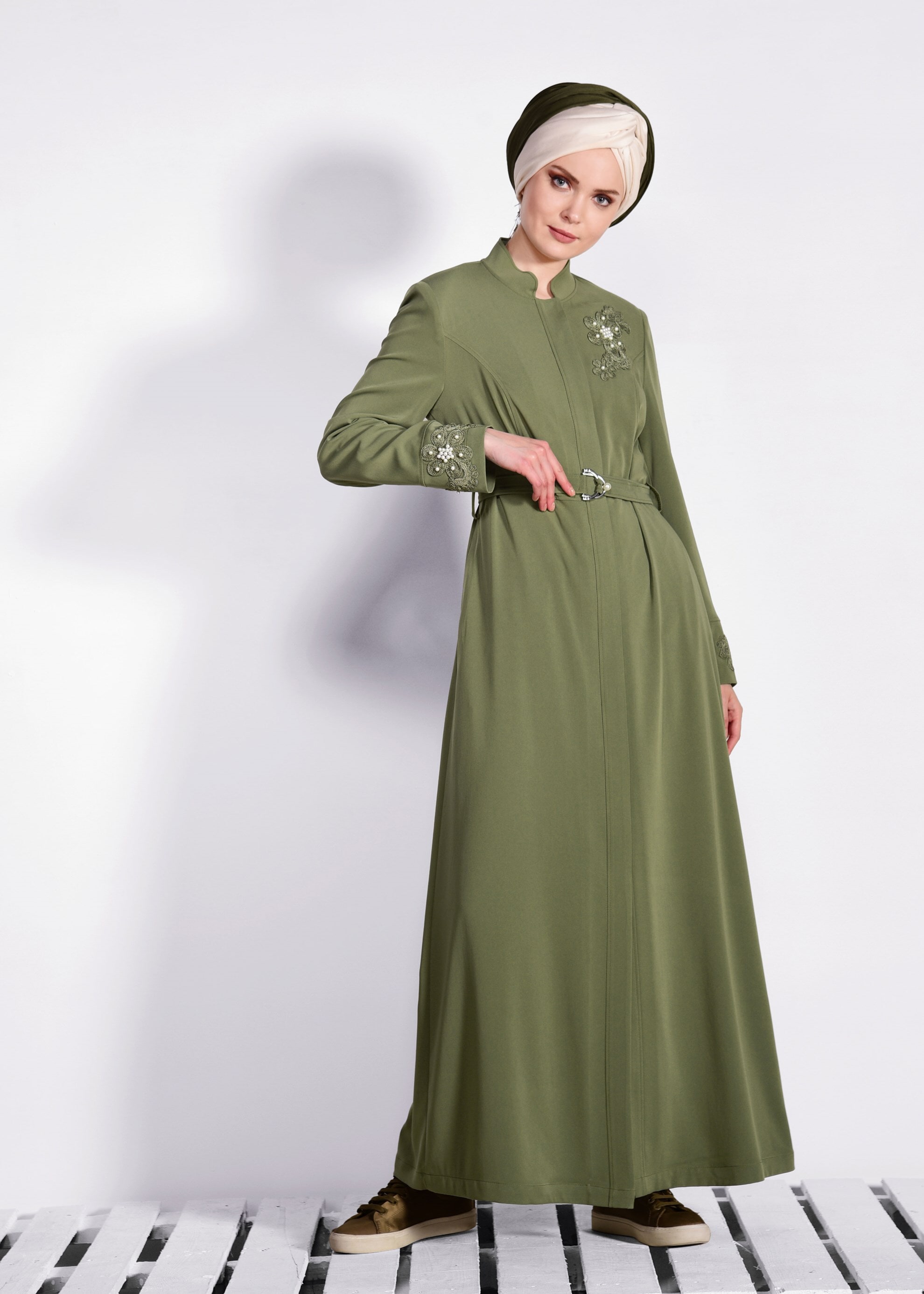 Tesettür giyim HAKİ NAKIŞ İŞLEMELİ KUŞAKLI PARDESÜ 1235