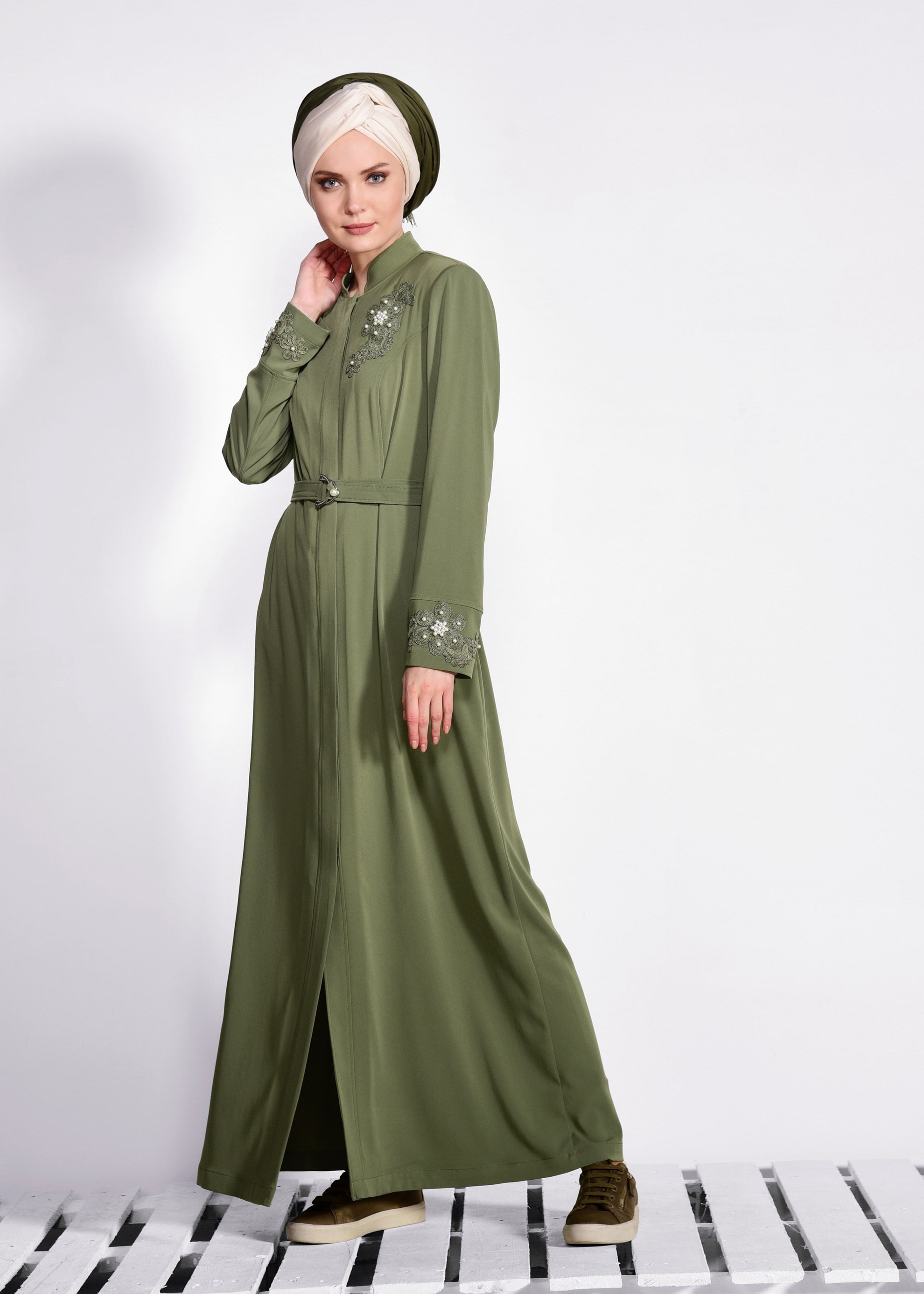 Tesettür giyim HAKİ NAKIŞ İŞLEMELİ KUŞAKLI PARDESÜ 1235