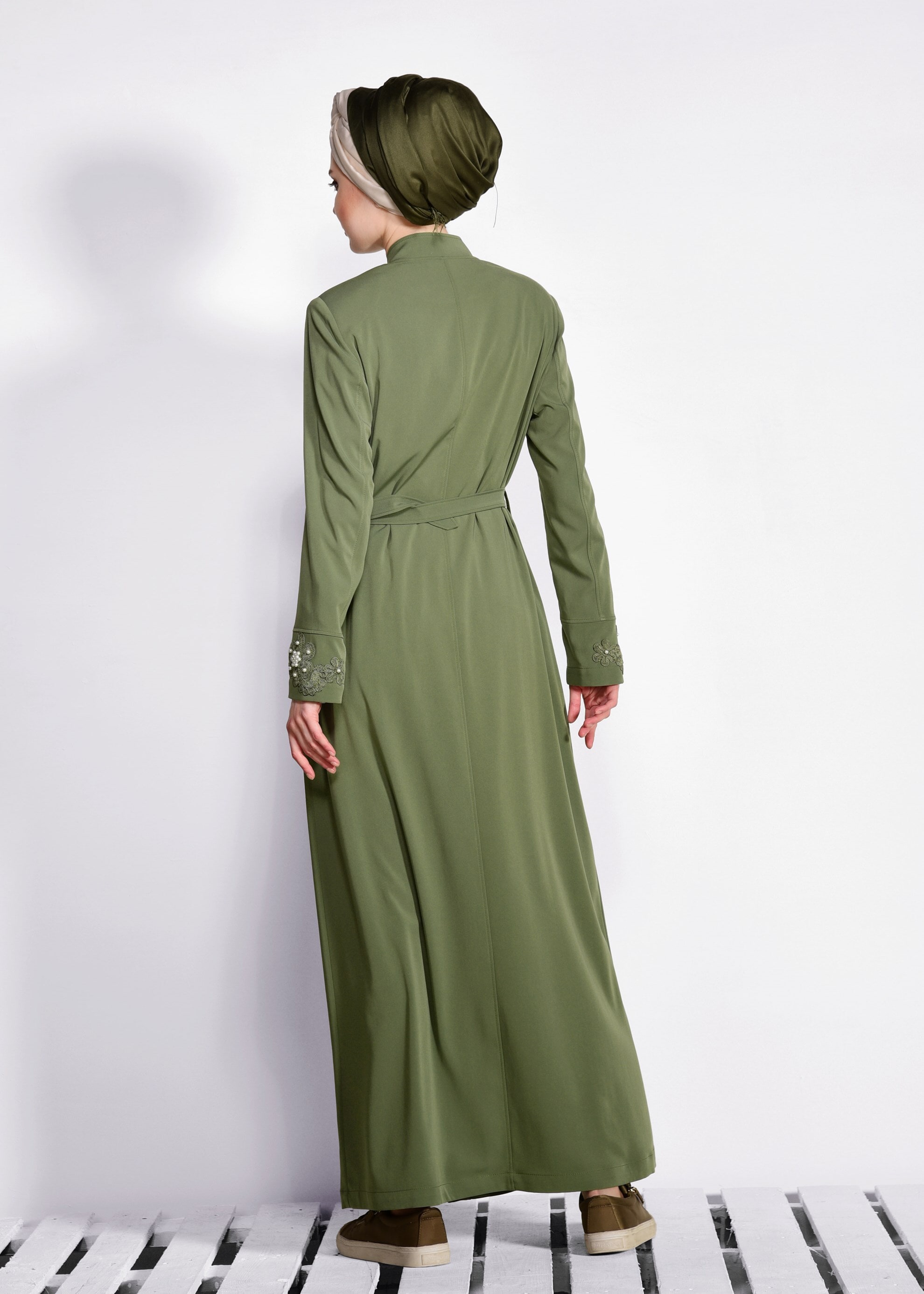 Tesettür giyim HAKİ NAKIŞ İŞLEMELİ KUŞAKLI PARDESÜ 1235