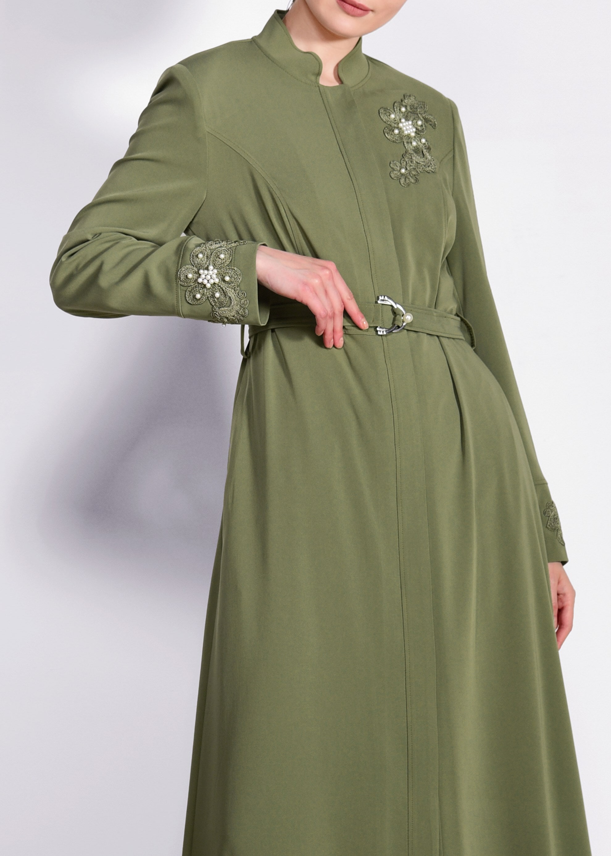 Tesettür giyim HAKİ NAKIŞ İŞLEMELİ KUŞAKLI PARDESÜ 1235