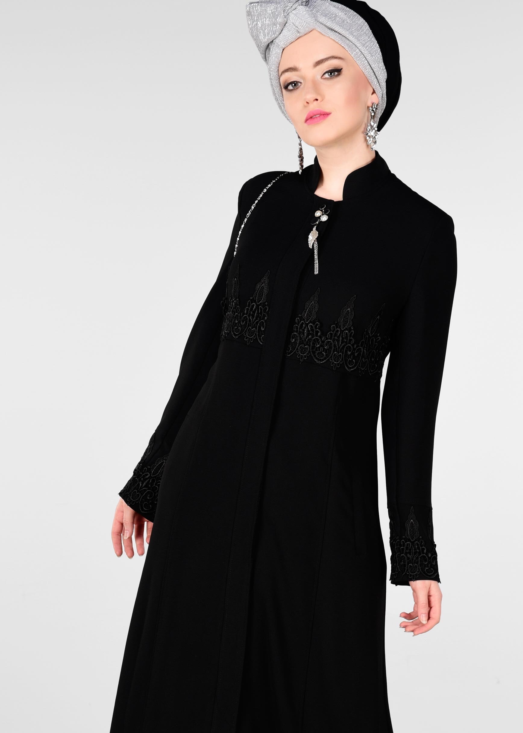 Tesettür giyim SİYAH GİZLİ DÜĞMELİ NAKIŞ DETAYLI PARDESÜ 1250