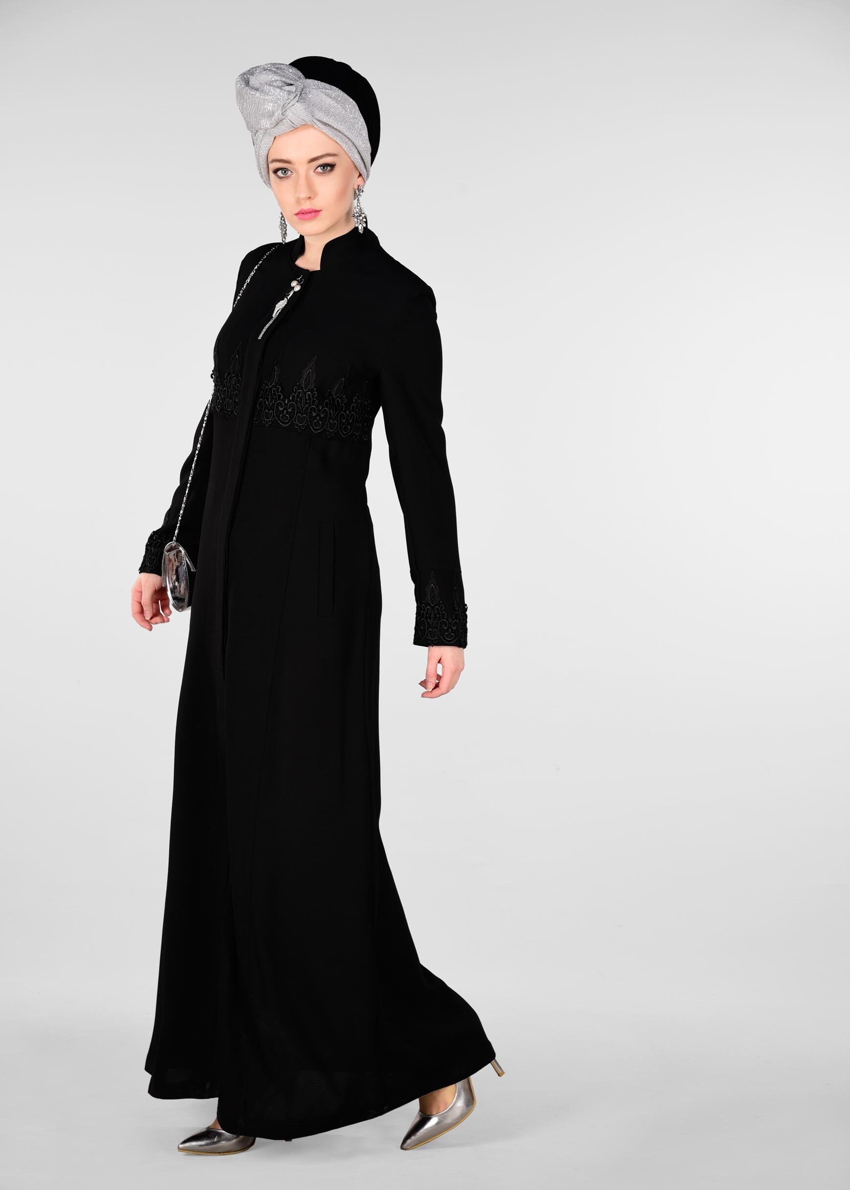 Tesettür giyim SİYAH GİZLİ DÜĞMELİ NAKIŞ DETAYLI PARDESÜ 1250