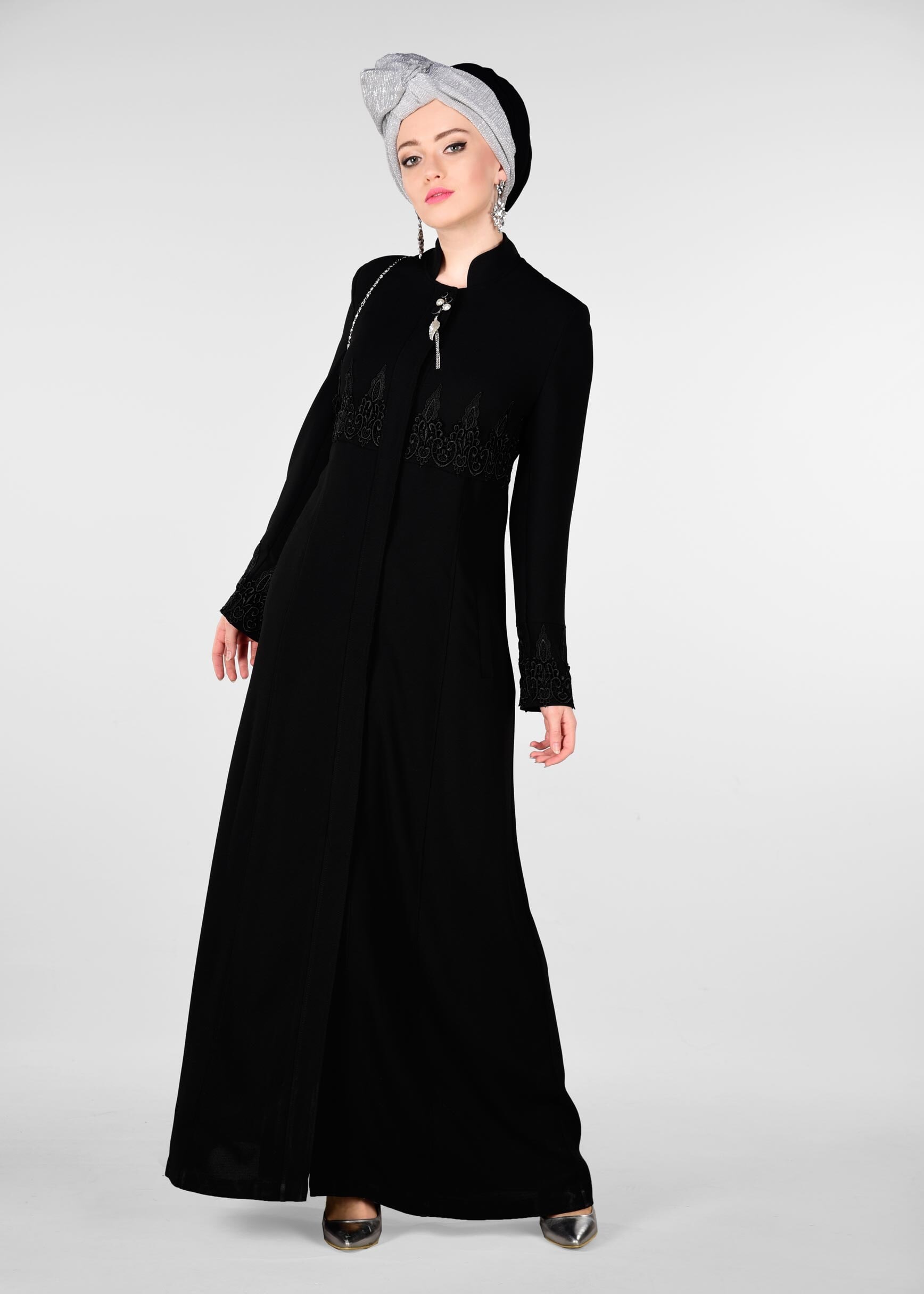 Tesettür giyim SİYAH GİZLİ DÜĞMELİ NAKIŞ DETAYLI PARDESÜ 1250