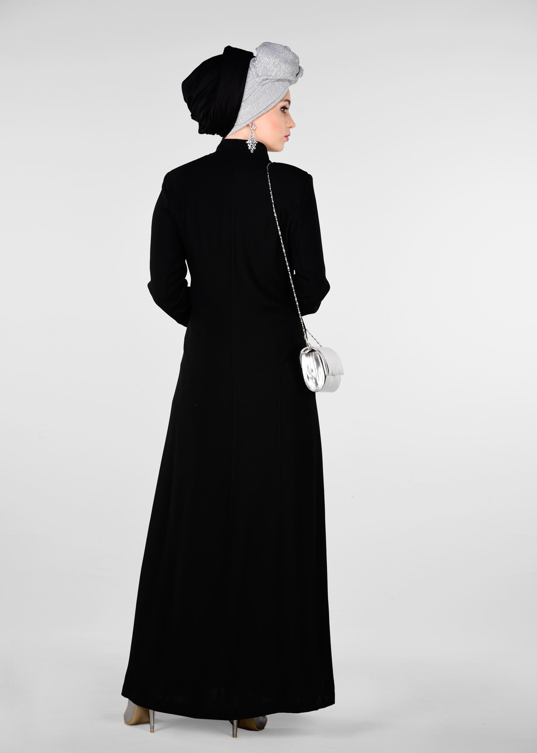 Tesettür giyim SİYAH GİZLİ DÜĞMELİ NAKIŞ DETAYLI PARDESÜ 1250