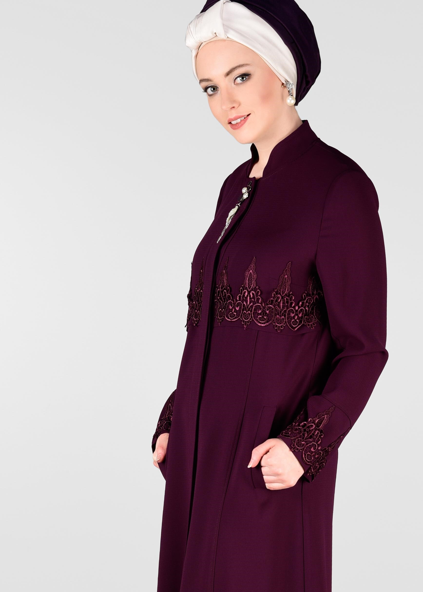 Tesettür giyim BORDO GİZLİ DÜĞMELİ NAKIŞ DETAYLI PARDESÜ 1250