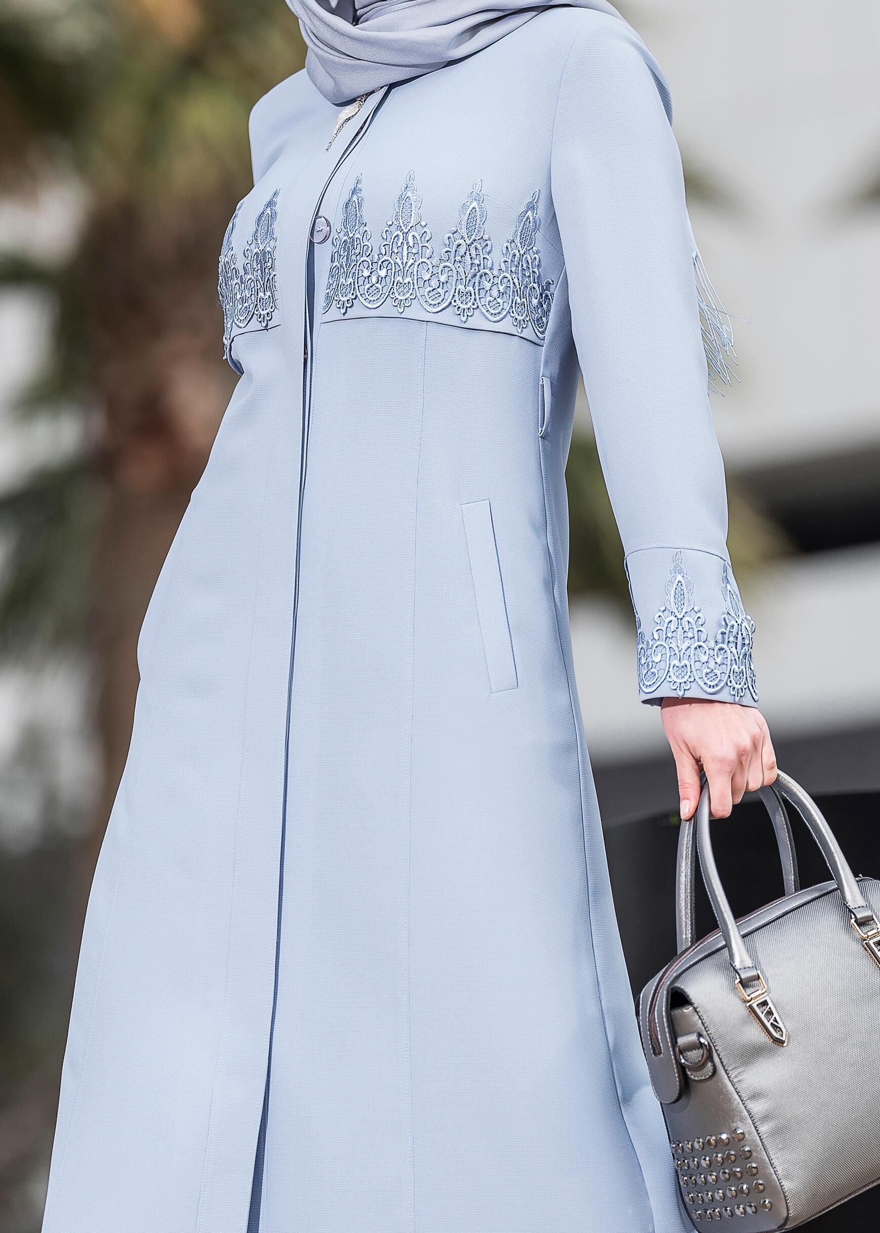 Tesettür giyim MAVİ GİZLİ DÜĞMELİ NAKIŞ DETAYLI PARDESÜ 1250